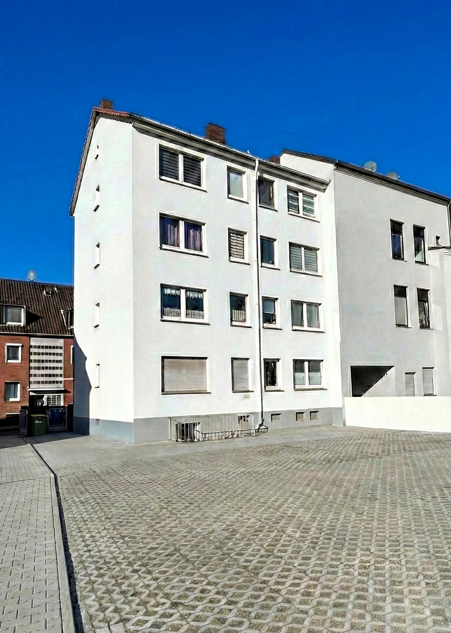 Solide Kapitalanlage. Gepflegtes Mehrfamilienhaus in ruhiger Lage mit Garagen u Stellplätzen. - Bild 3