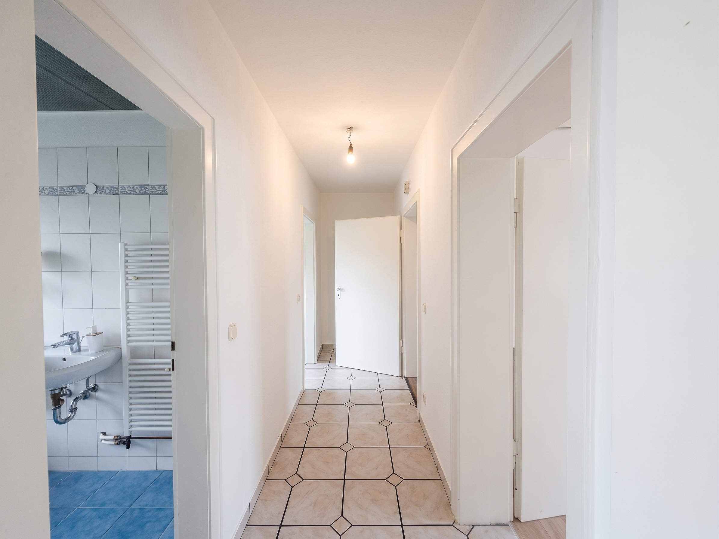 Viel Platz für die ganze Familie, Reihenendhaus mit Traumgarten, Terrasse und 3 Garagen - Bild 12