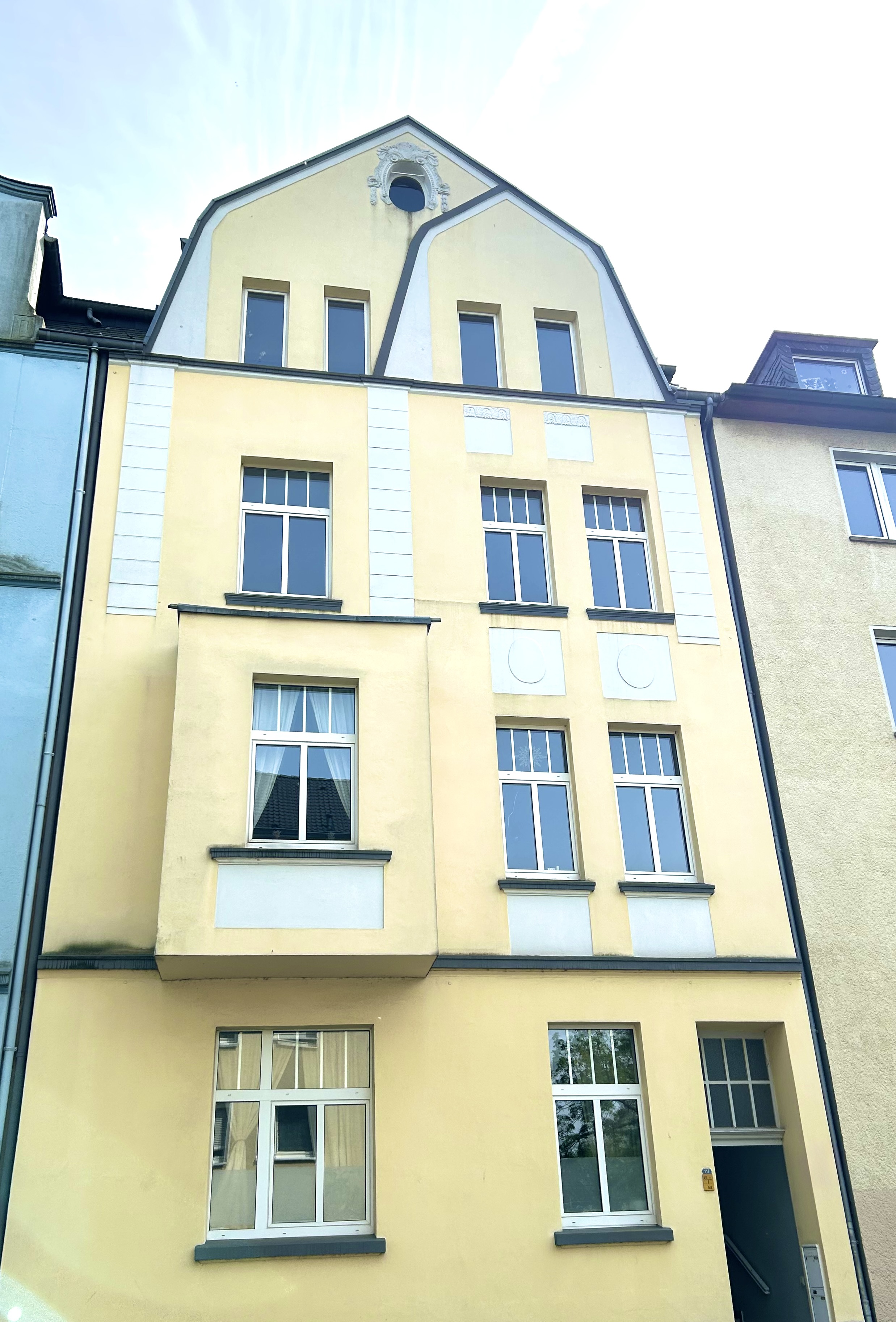 Mehrfamilienhaus Essen: Charmantes 4-Parteienhaus in ruhiger Lage, saniert, gepflegt und mit historischem Altbauflair