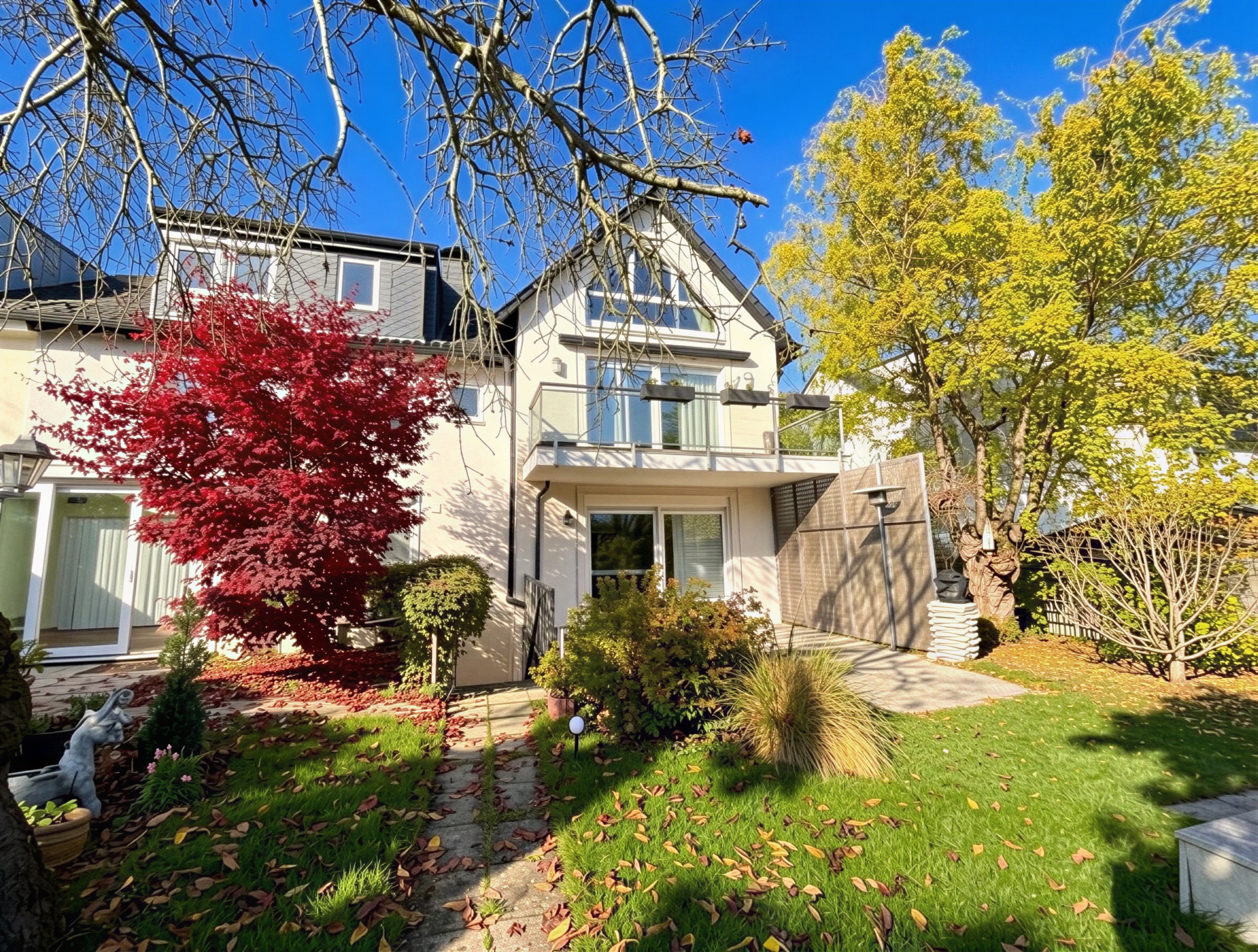 Mehrfamilienhaus Bochum: Generationenverbindend - 3-Familienhaus Pool, Garagen & viel Platz für alle