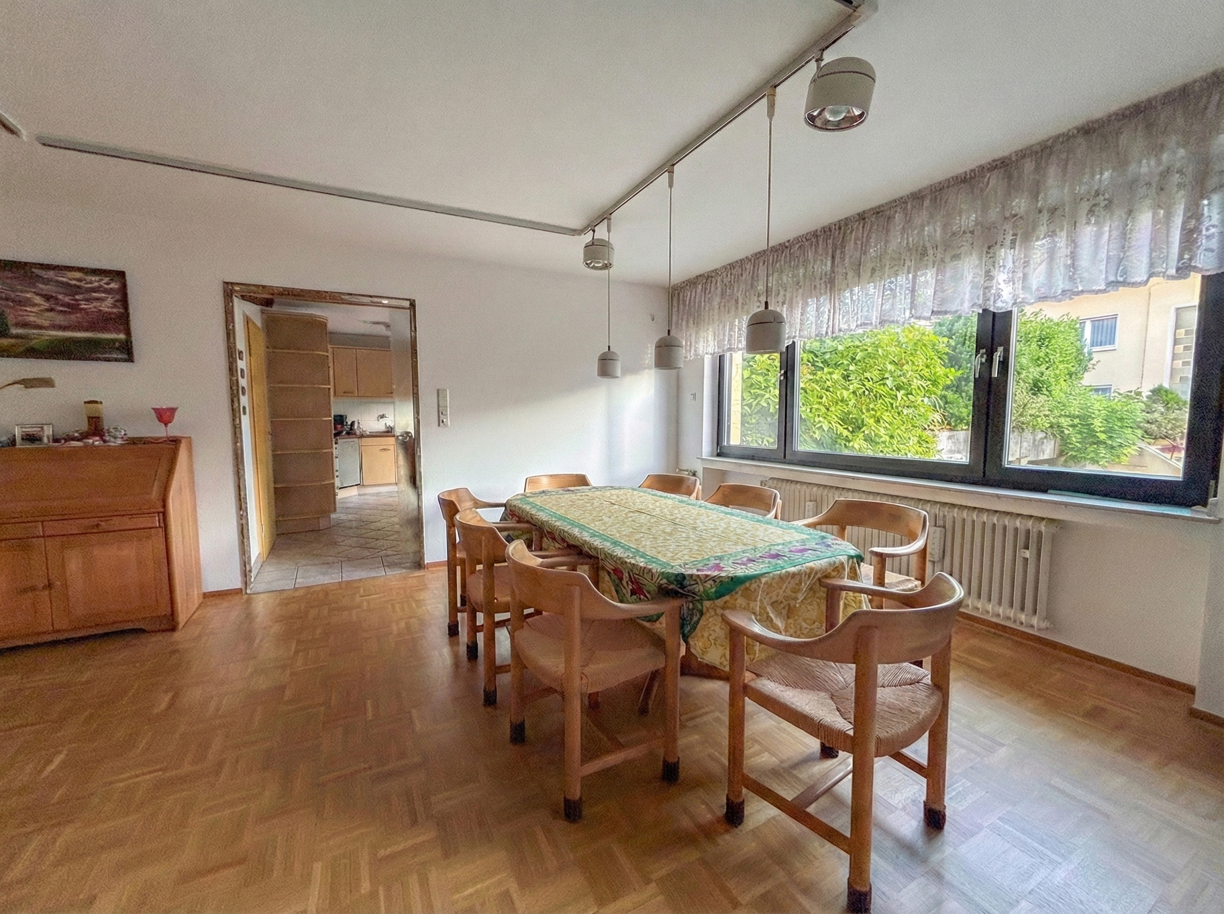 Seltenes Raumangebot: 6 Zimmer, XXL-Terrasse, 3 Garagen - Bild 4