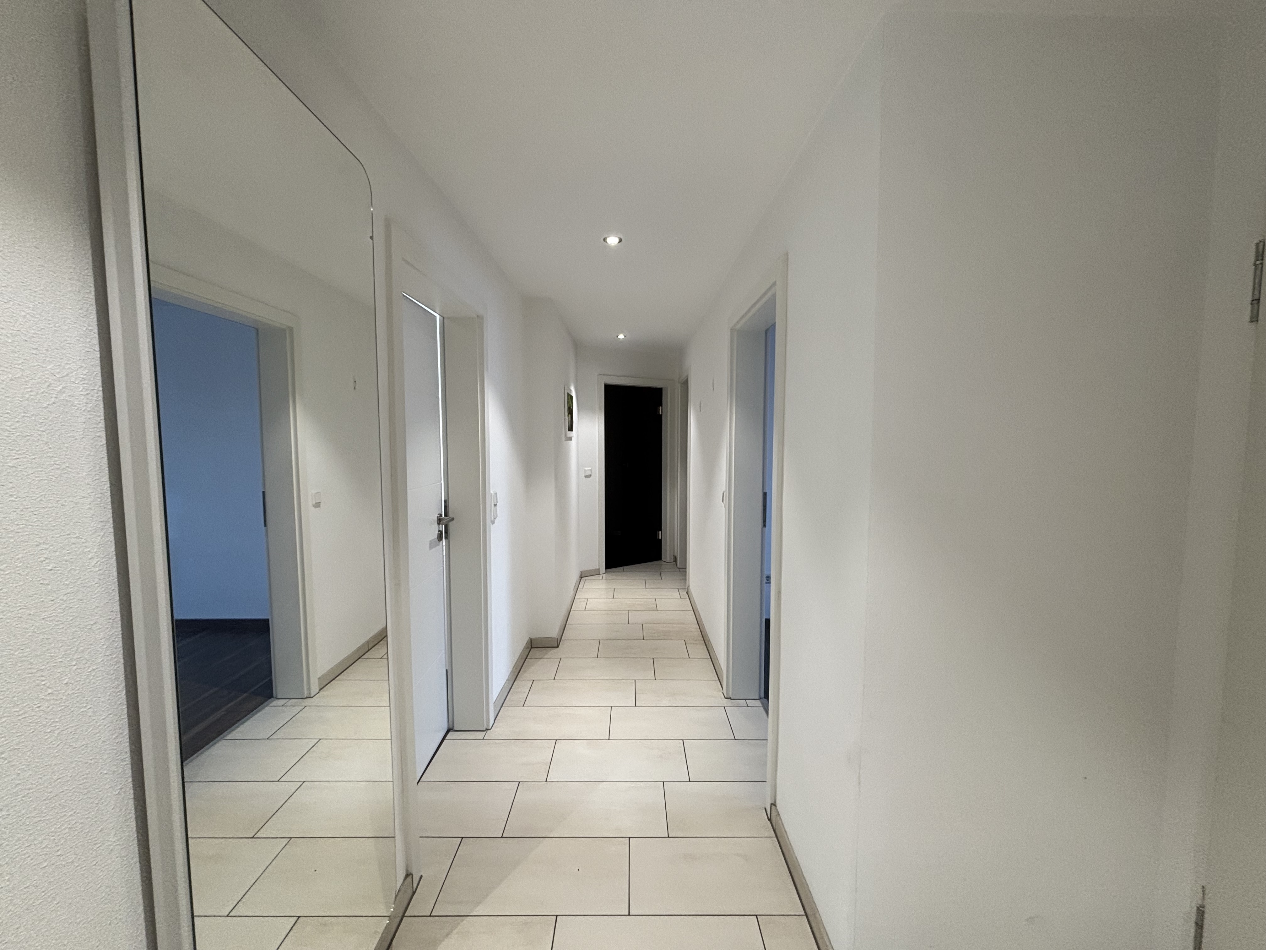 Generationenverbindend - 3-Familienhaus Pool, Garagen & viel Platz für alle - Bild 5