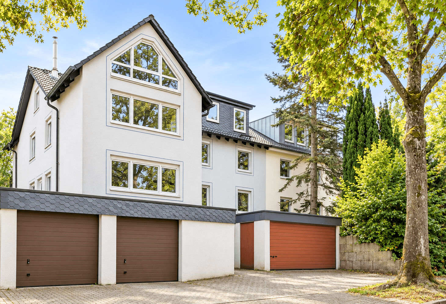 Ein Zuhause, viele Möglichkeiten: Gemeinsam wohnen mit Pool & Garten & Garagen - Bild 1