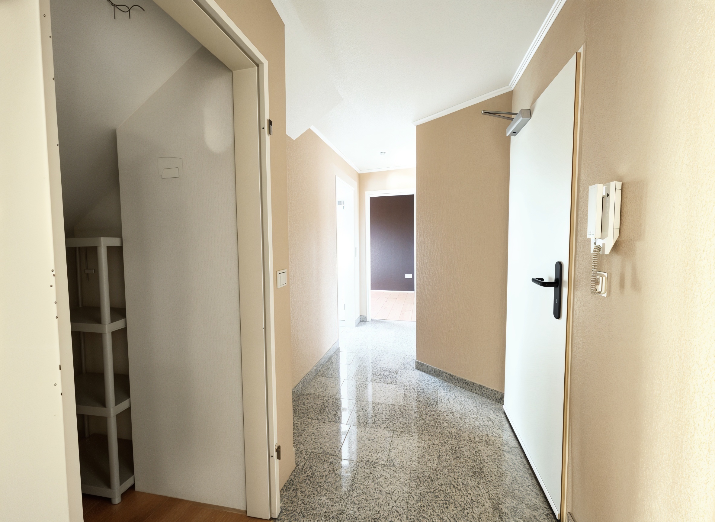 Generationenverbindend - 3-Familienhaus Pool, Garagen & viel Platz für alle - Bild 7