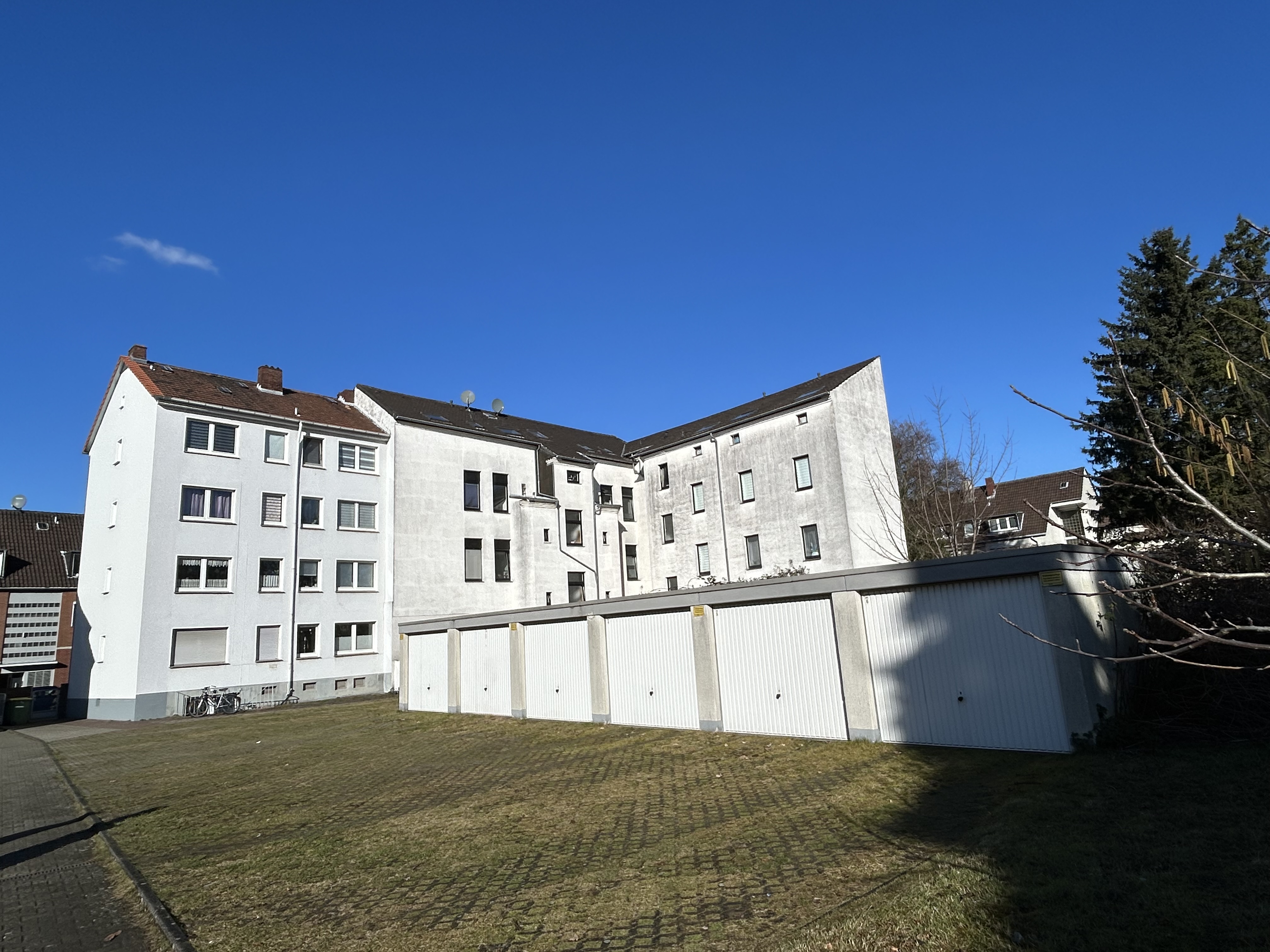 Solide Kapitalanlage. Gepflegtes Mehrfamilienhaus in ruhiger Lage mit Garagen u Stellplätzen. - Bild 4