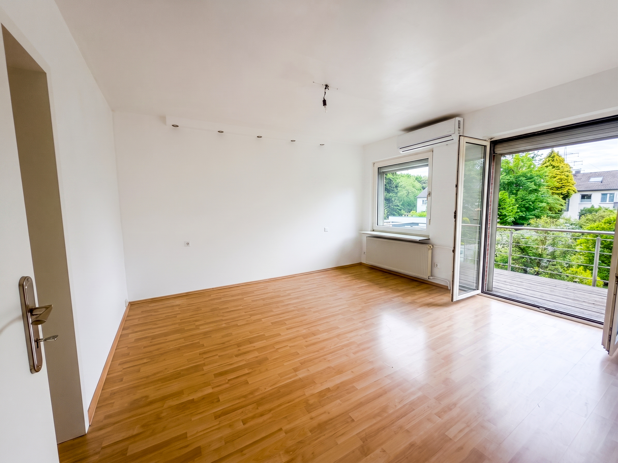 Viel Platz für die ganze Familie, Reihenendhaus mit Traumgarten, Terrasse und 3 Garagen - Bild 10