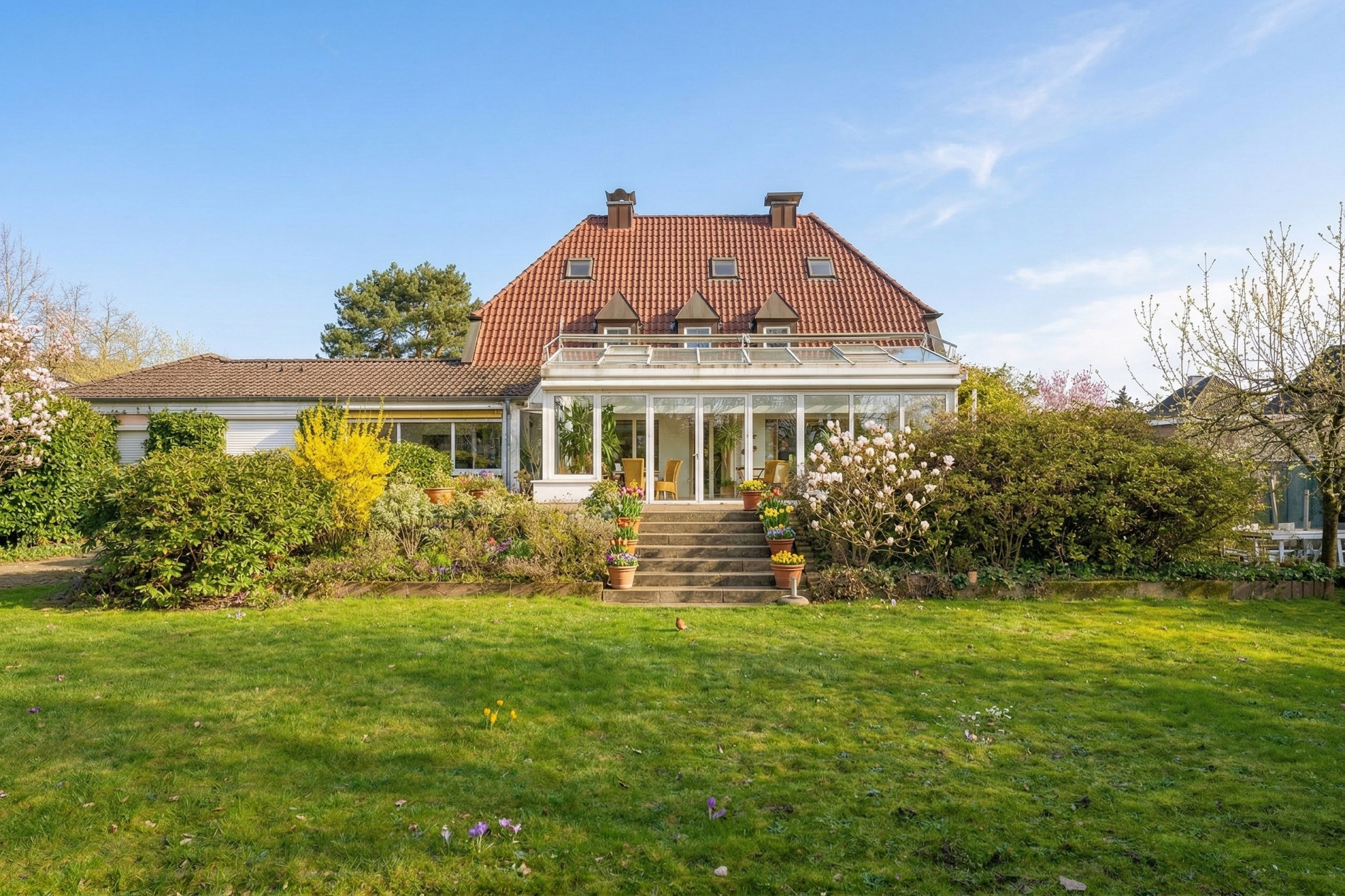 Einfamilienhaus Mülheim an der Ruhr: Repräsentative Villa in Bestlage von Mülheim mit vielseitigem Grundriss, Poollandschaft uvm.
