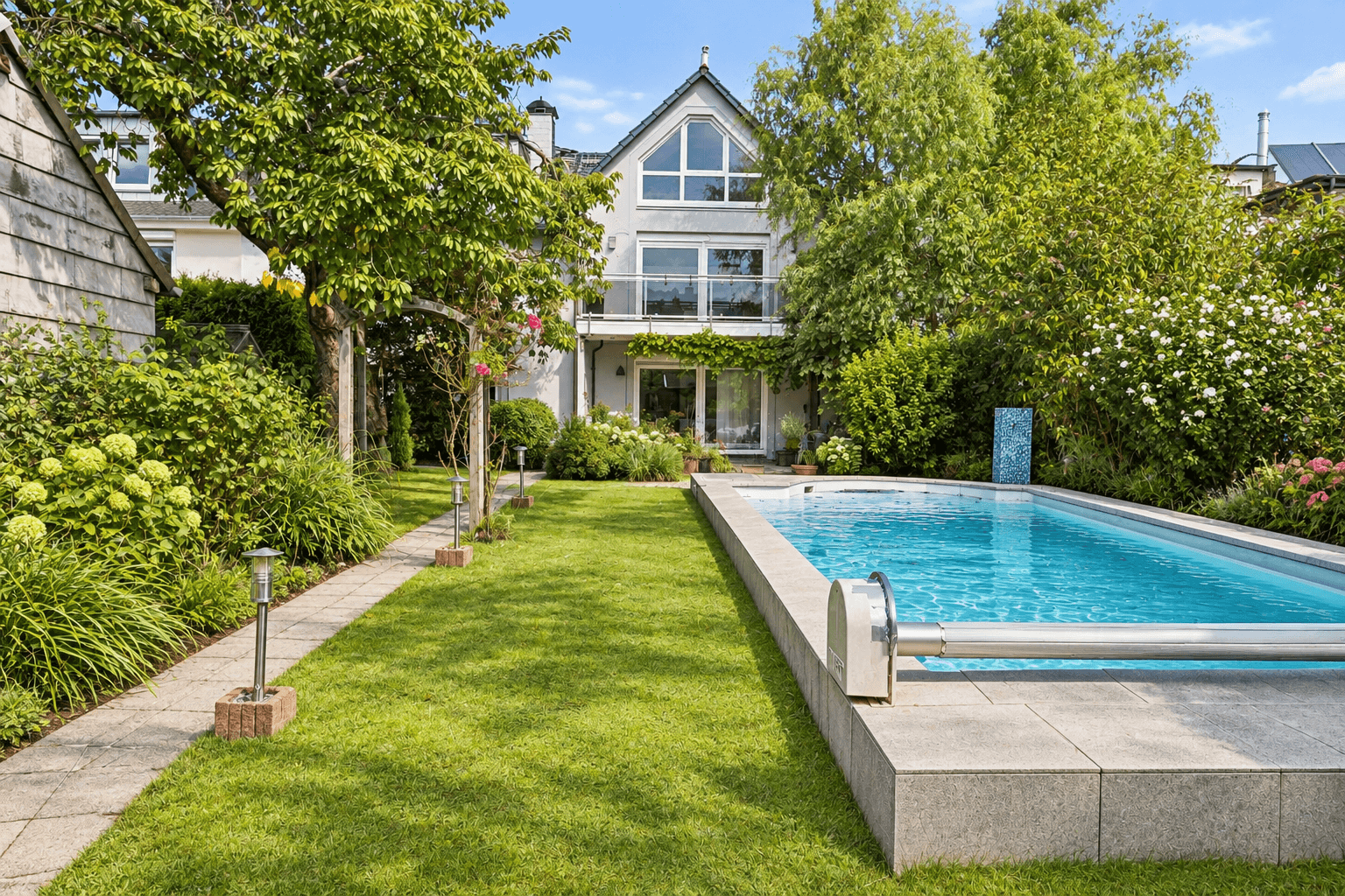 Ein Zuhause, viele Möglichkeiten: Gemeinsam wohnen mit Pool & Garten & Garagen - Bild 3