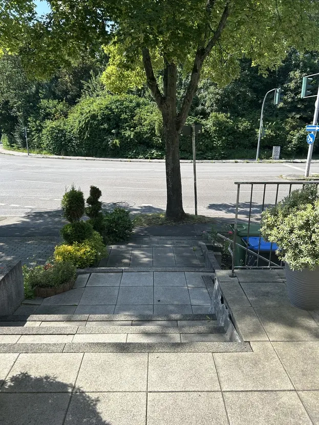 Moderne 3-Zimmer DG Wohnung mit PKW Stellplatz. Top zentral und super ruhig! - Bild 2