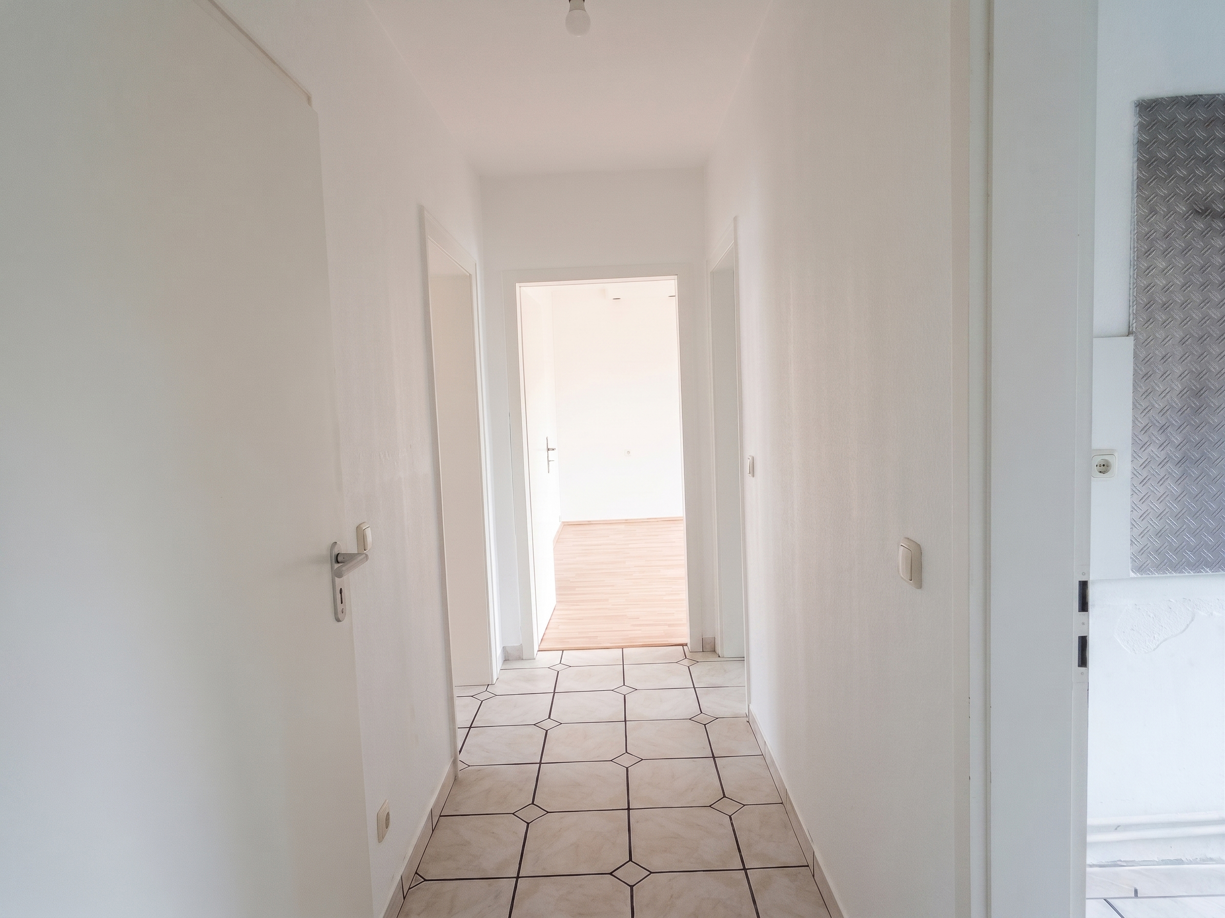 Viel Platz für die ganze Familie, Reihenendhaus mit Traumgarten, Terrasse und 3 Garagen - Bild 5