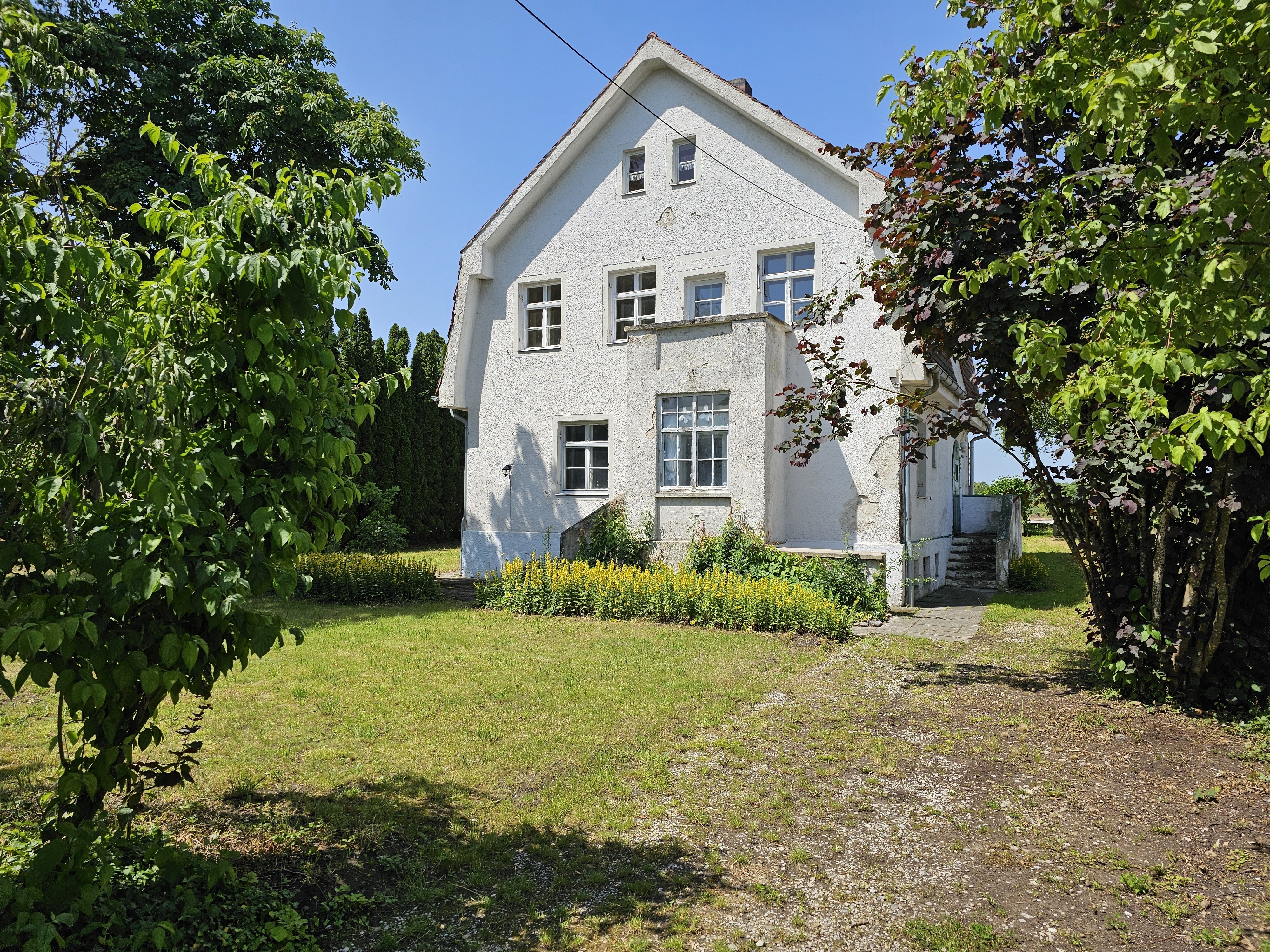 Provisionsfrei – Exklusives Grundstück in München-Feldmoching: 1.779 m² mit Bestandsimmobilien