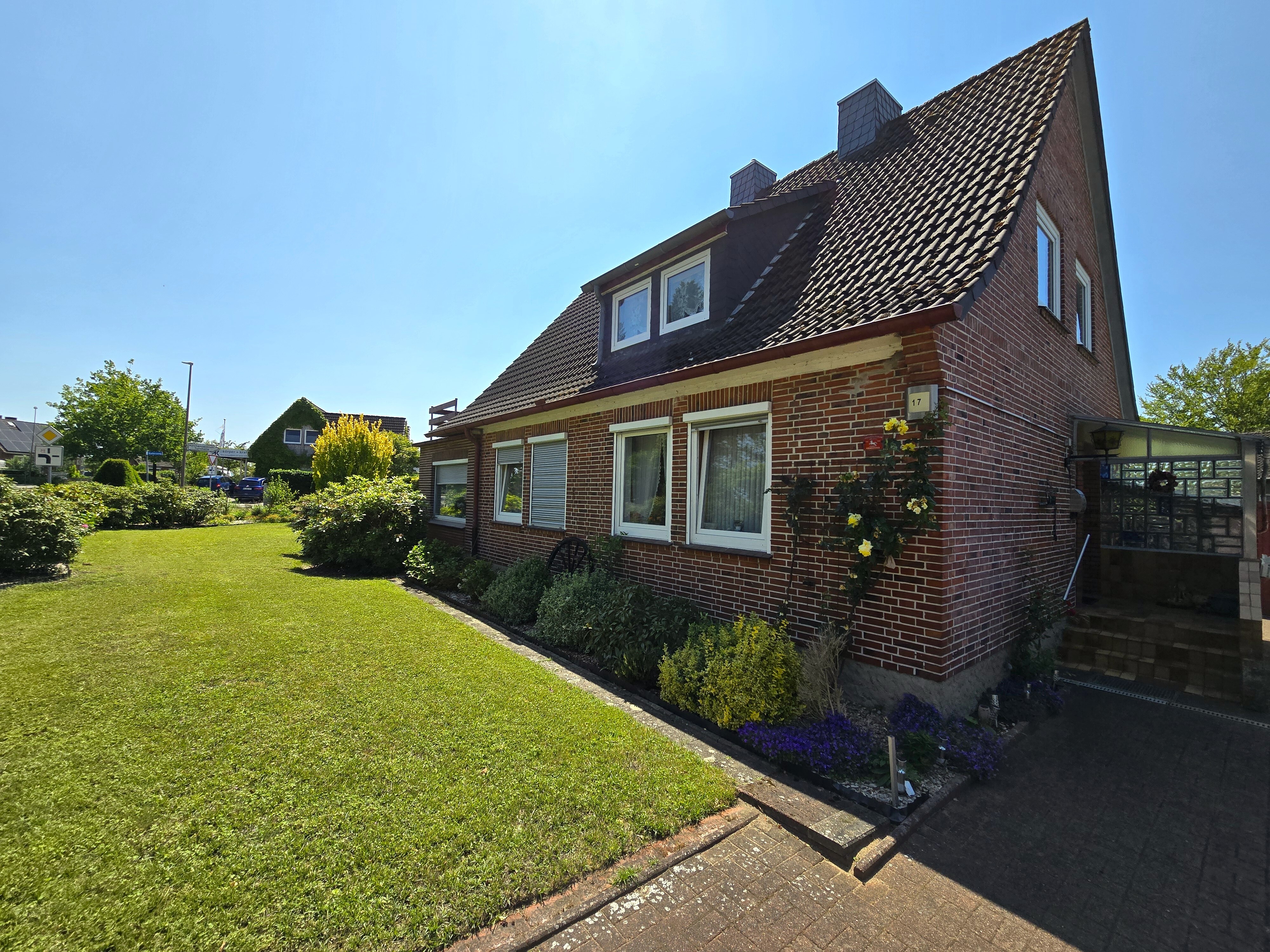 Gepflegtes Einfamilienhaus im Zentrum von Vögelsen mit Garage, Carport und schönem Garten