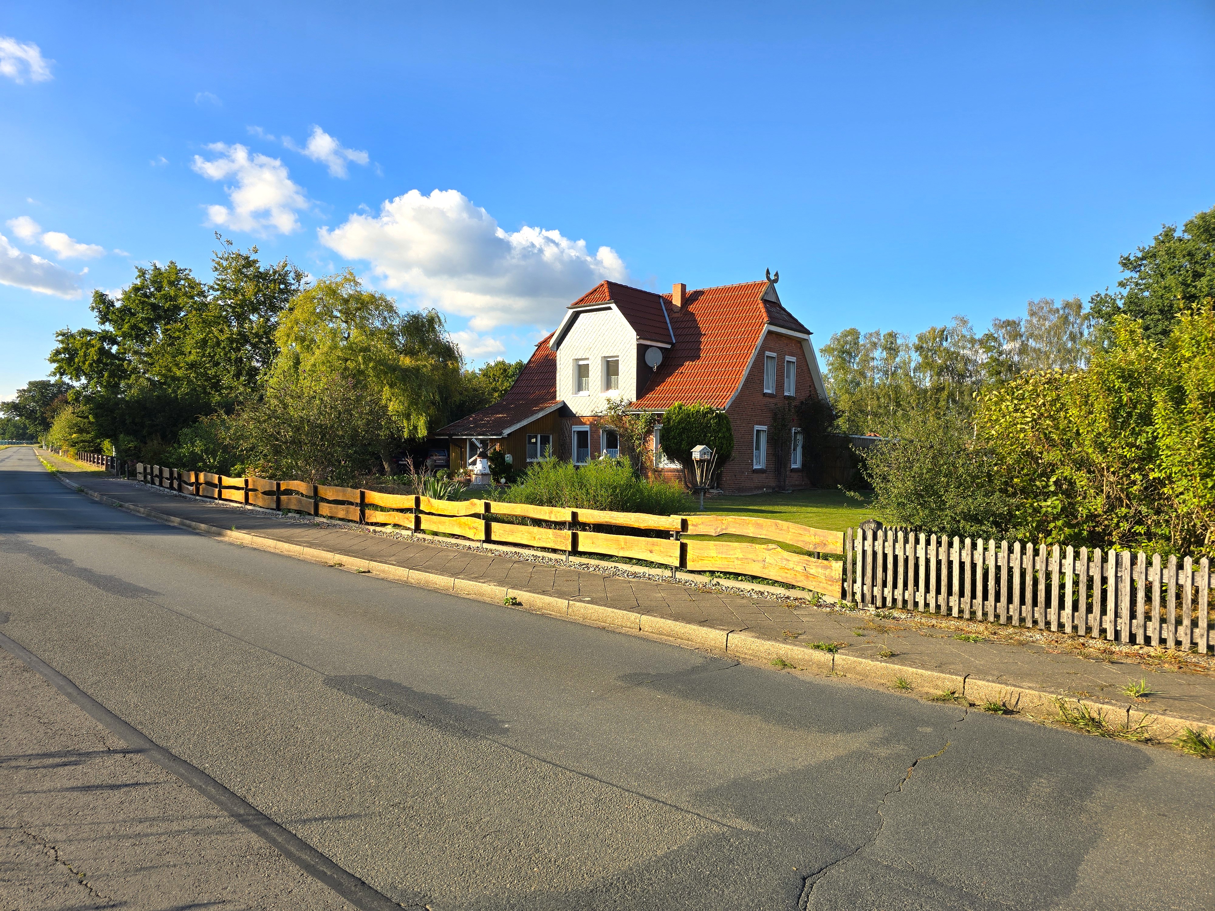 Natur und  Elbnahes Einfamilienhaus mit Carports und Garagen auf großem Grundstück