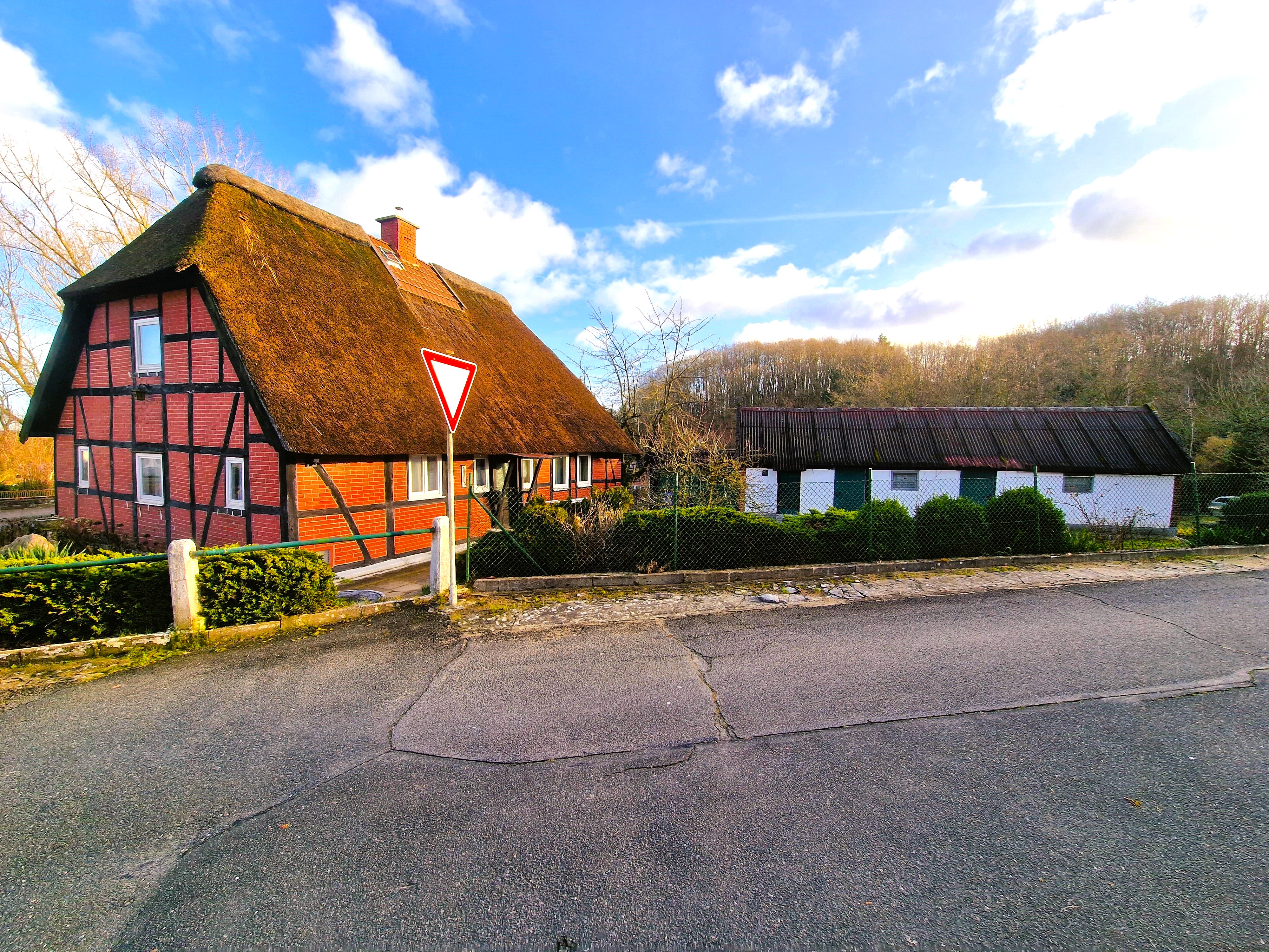Reetdach gedecktes Fachwerkhaus im Wendland
