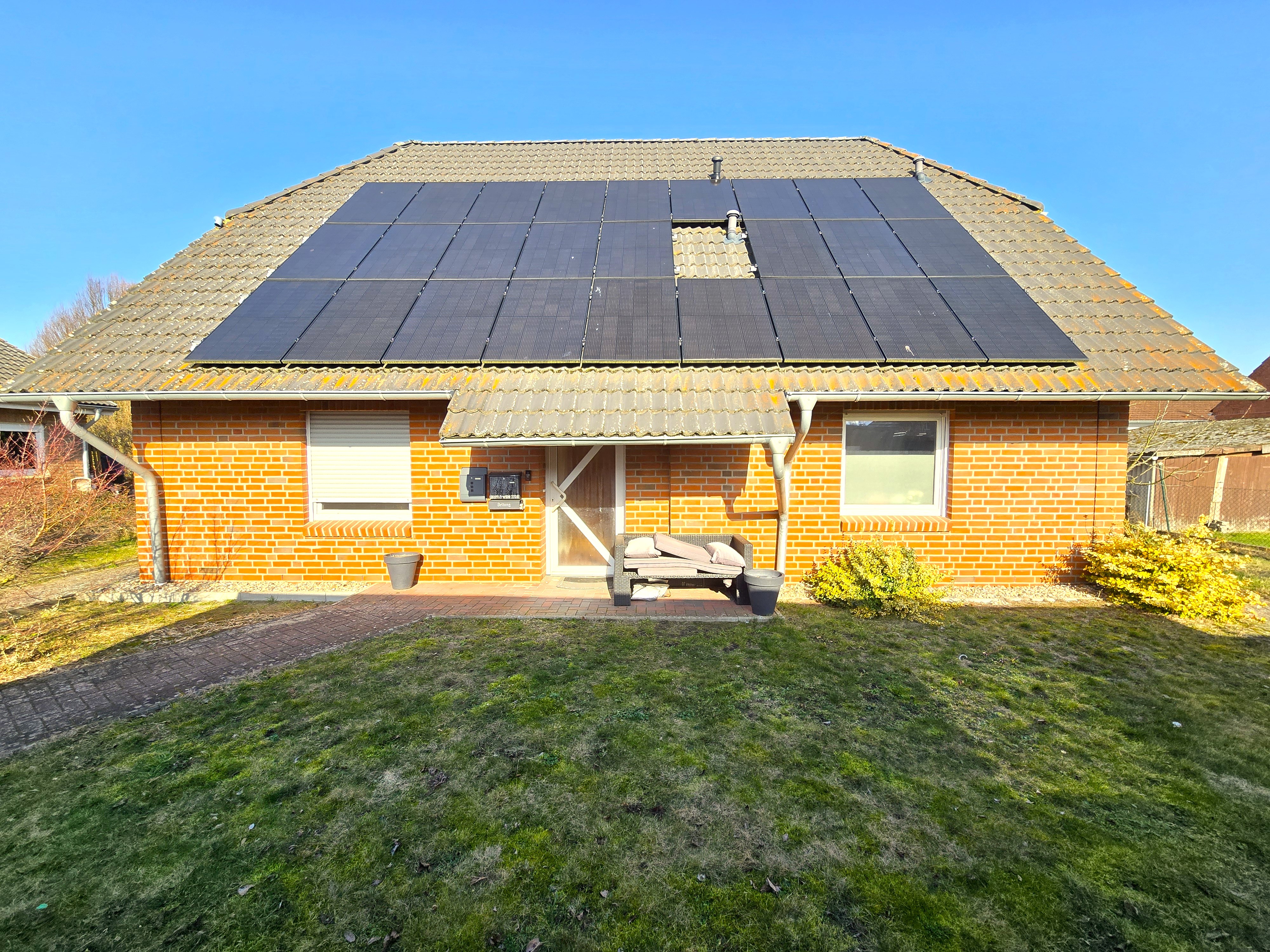 Sackgassenendlage im Zentrum von Bleckede, vermietetes Zweifamilienhaus mit PV-Anlage und Wallbox