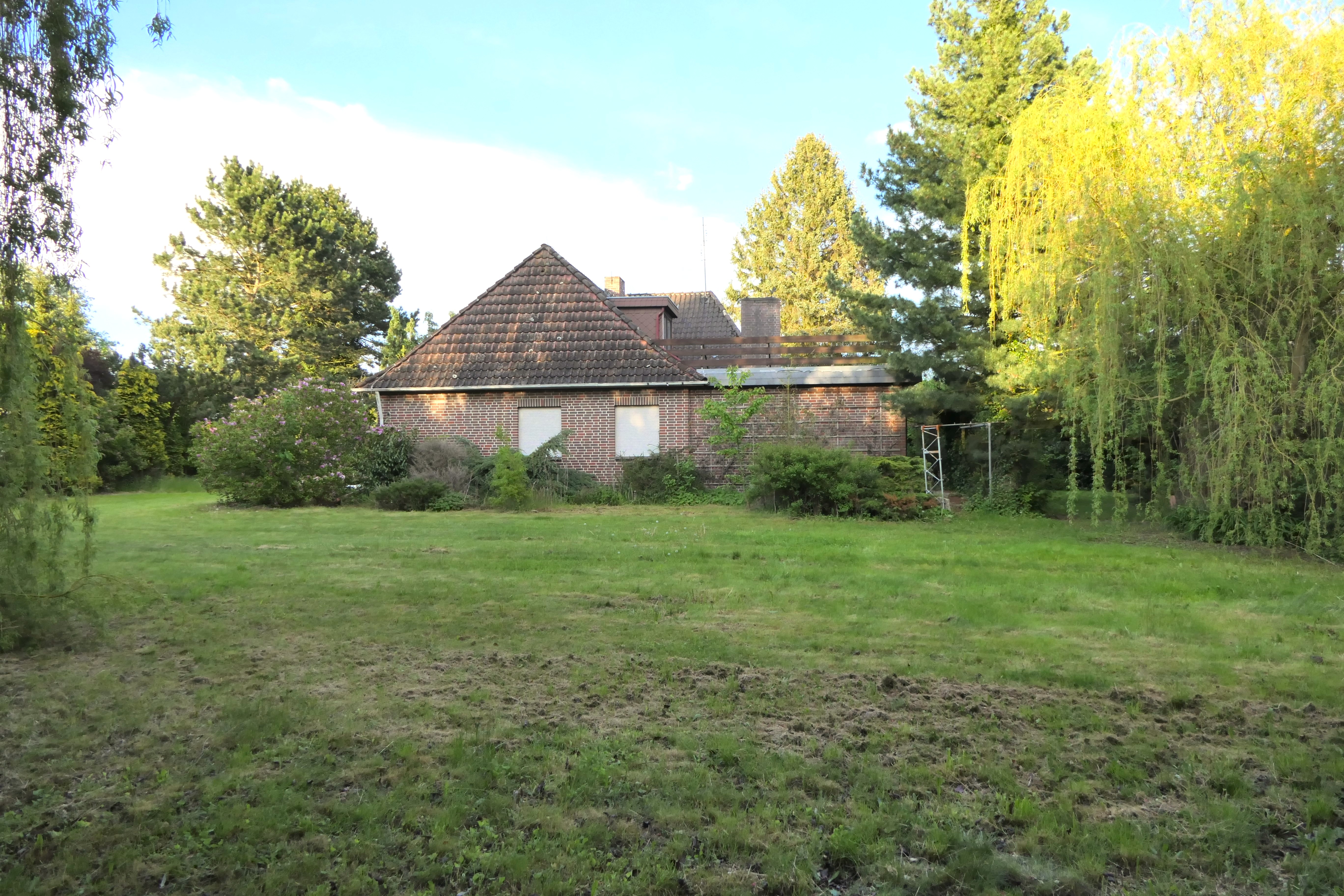 Ein-/Zweifamilienhaus als Rohdiamant auf uneinsehbarem parkähnlichem Grundstück