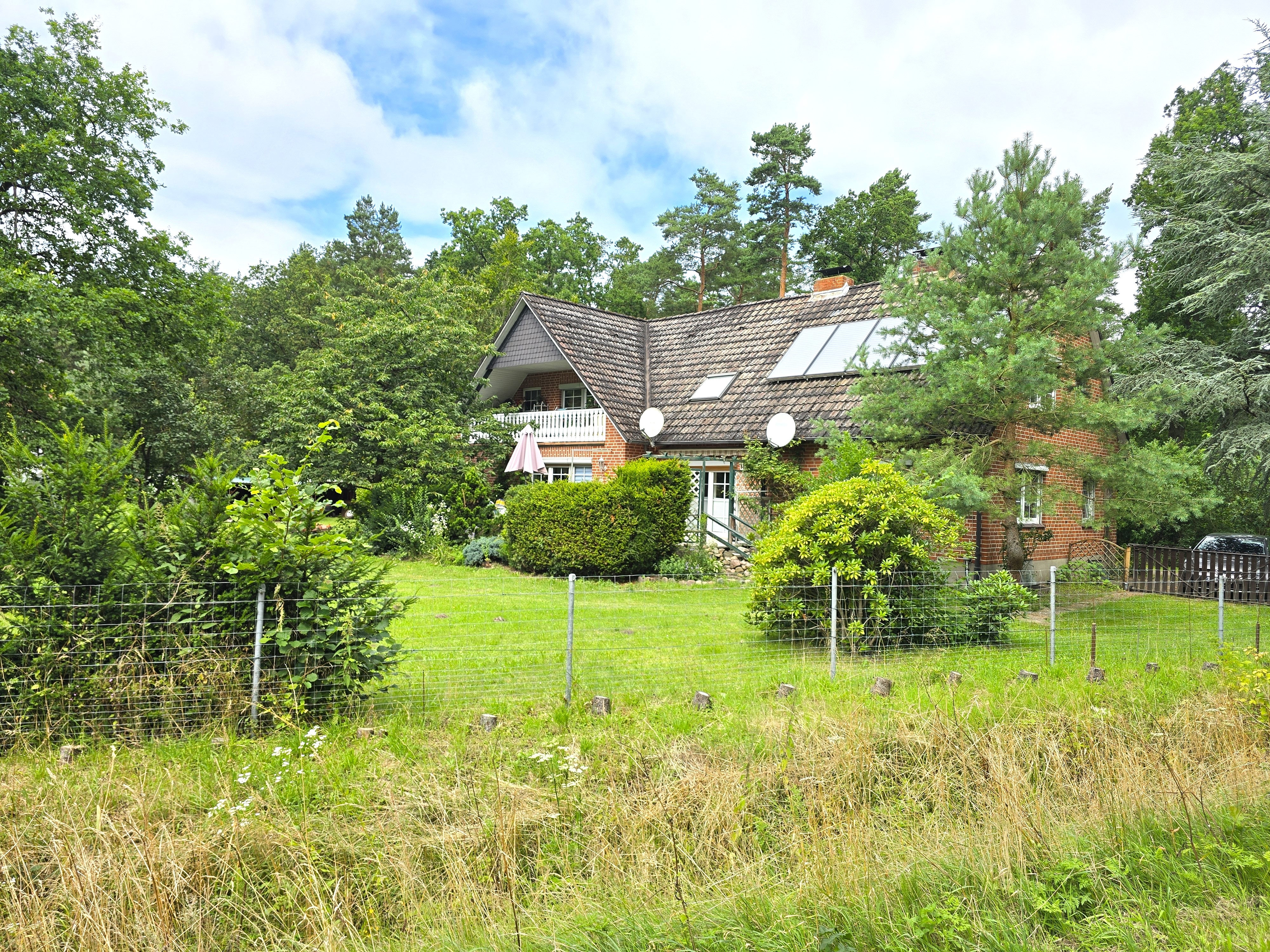 Familienhaus mit Einliegerwohnung und großem Grundstück in Alt Garge, Waldrandlage