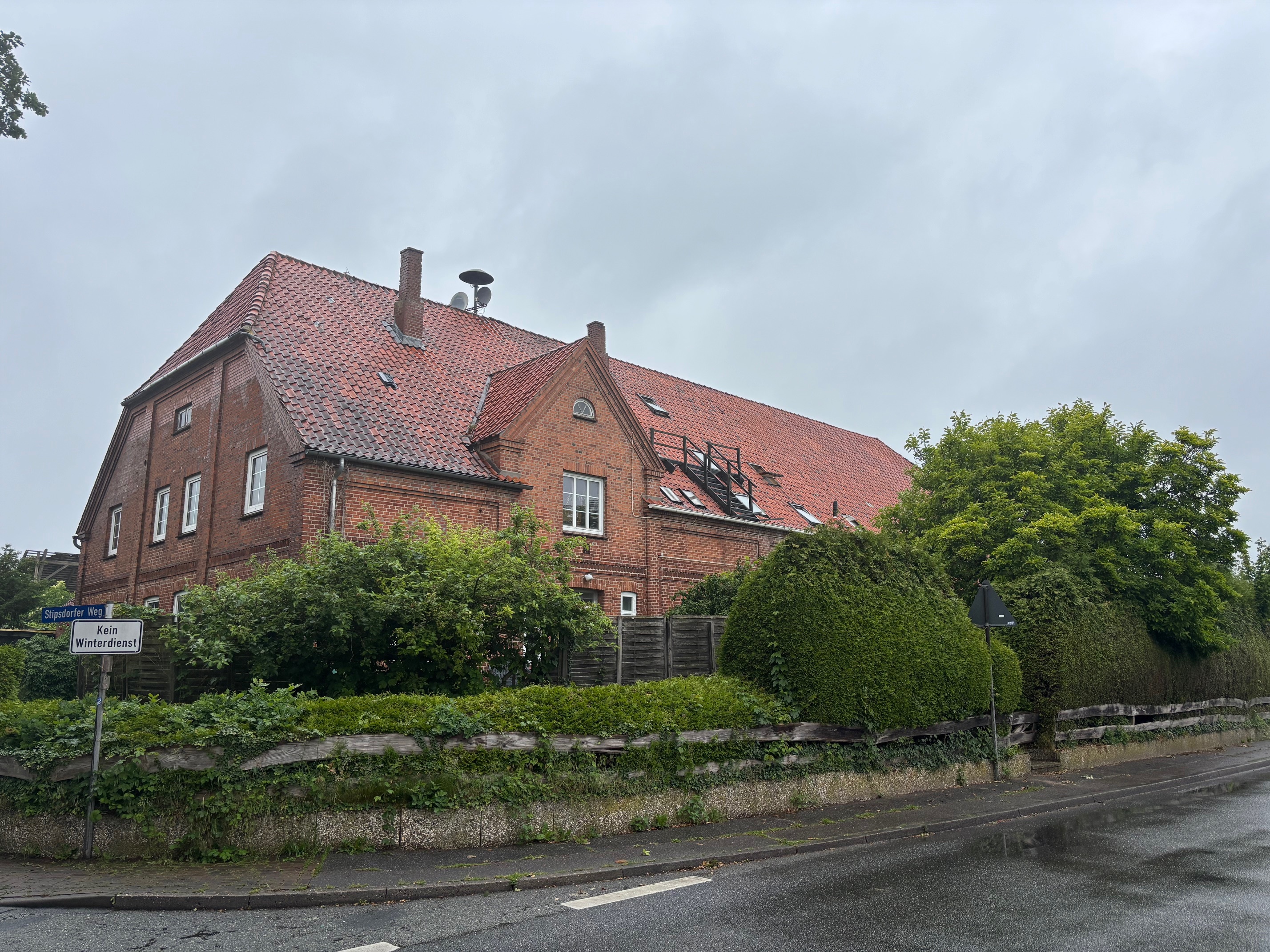 Rotstein-Mehrfamilienhaus, Wohnen, Gewerbe u. Weide in 23812 Rohlstorf OT Quaal.
