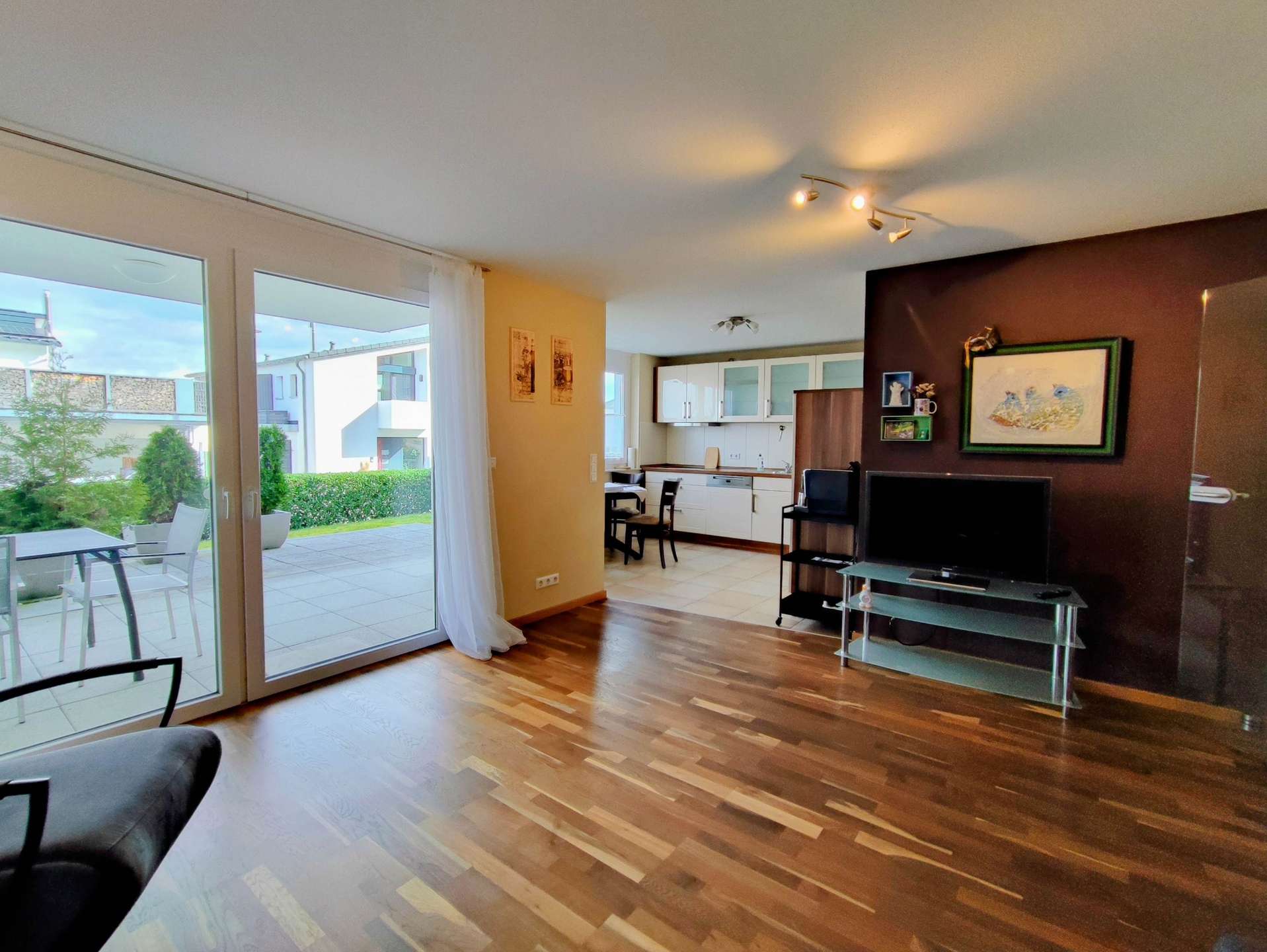  Großzügiger Wohn- und Essbereich mit offener Küche