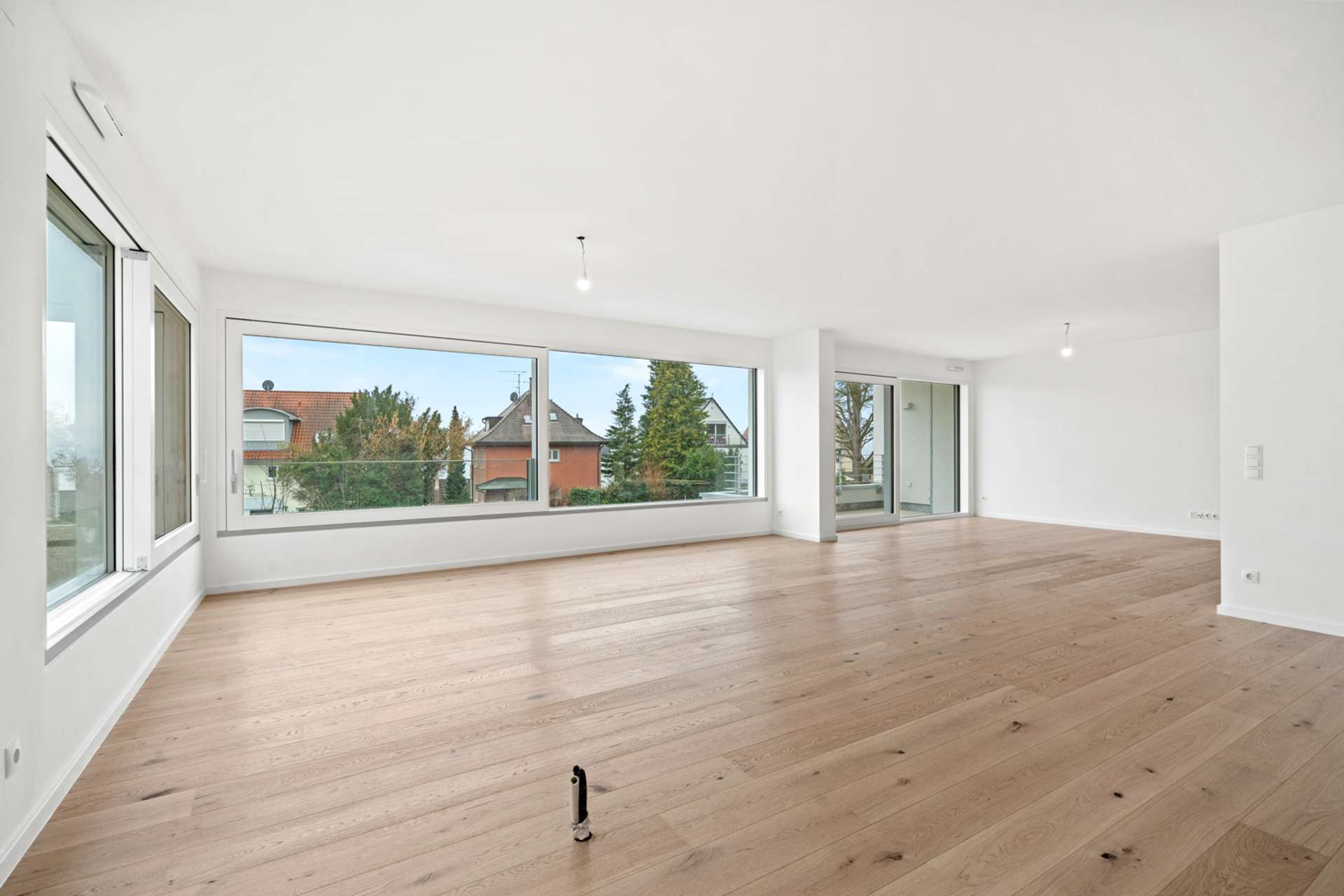 ERSTBEZUG MIT SEEBLICK: STILVOLLE NEUBAUWOHNUNG IN ÜBERLINGEN – VERKAUF - Wohnzimmer