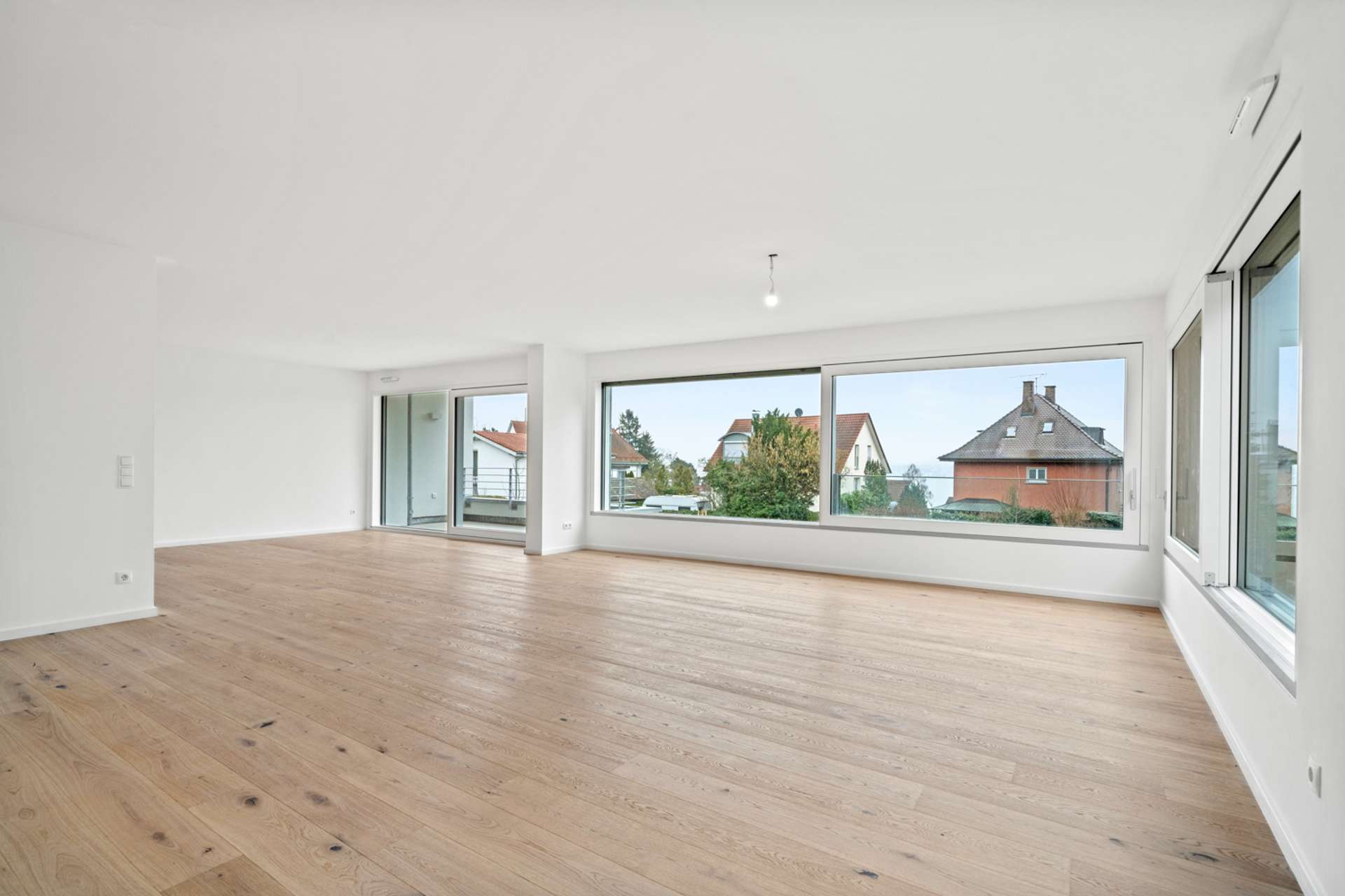 SONNIGE ELEGANZ IN ÜBERLINGEN – STILVOLL WOHNEN ZWISCHEN STADT UND SEE – VERKAUF - Wohnzimmer