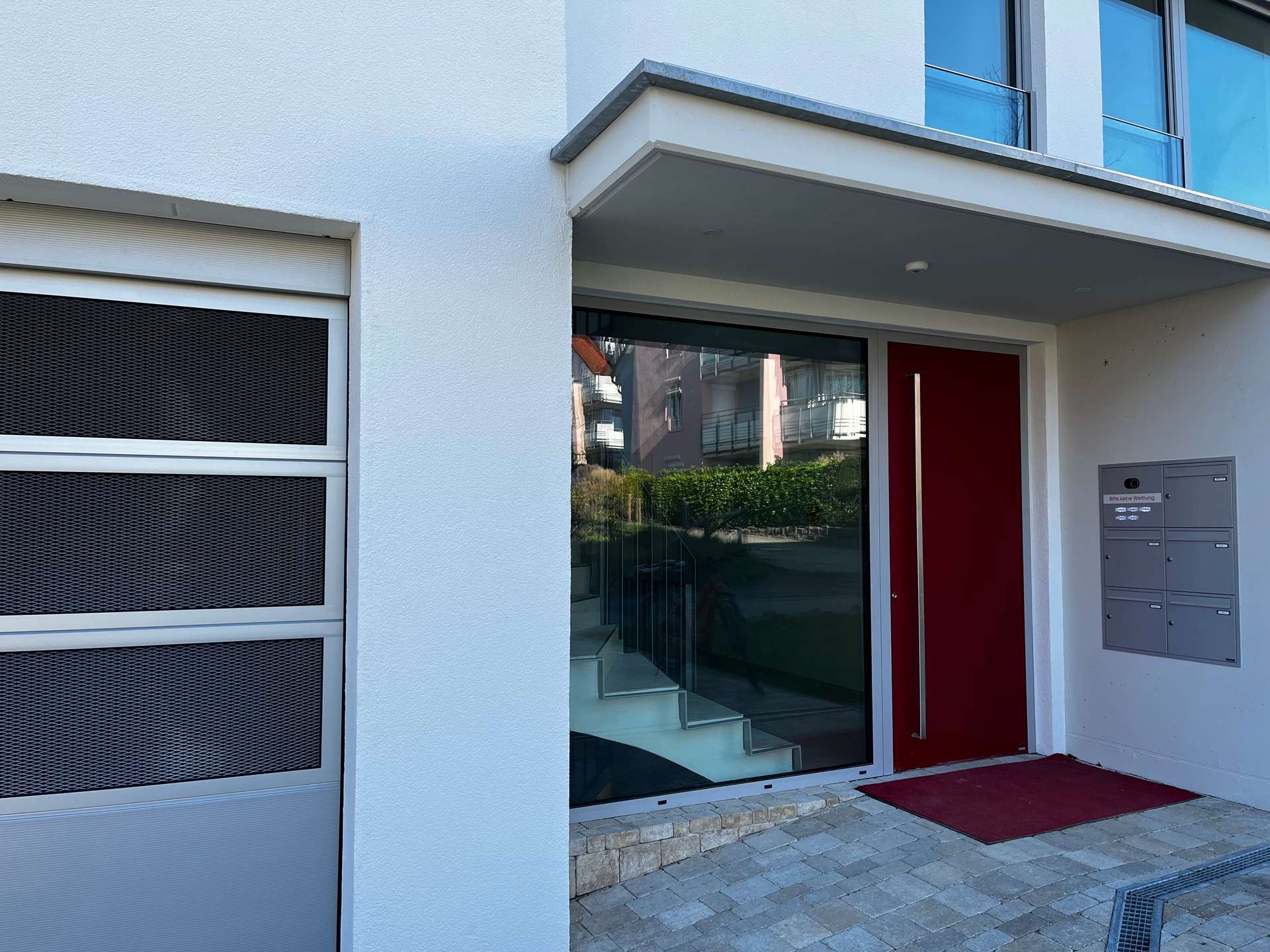 ERSTBEZUG MIT SEEBLICK: STILVOLLE NEUBAUWOHNUNG IN ÜBERLINGEN – VERKAUF - Hauseingangstür