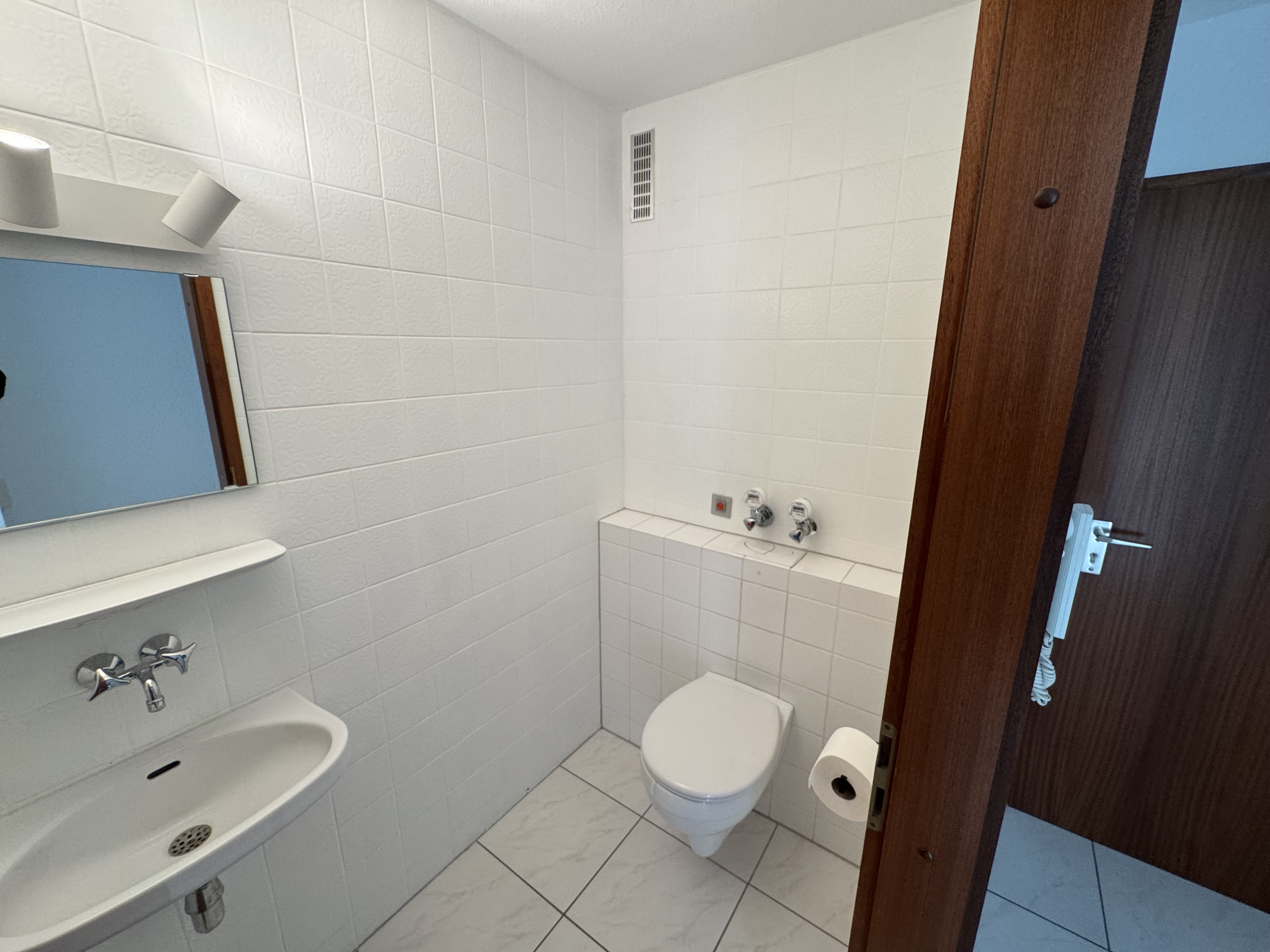 RUHIGE 4,5 ZIMMER WOHNUNG IN STUTTGART-MöHRINGEN – VERKAUF - Gäste WC