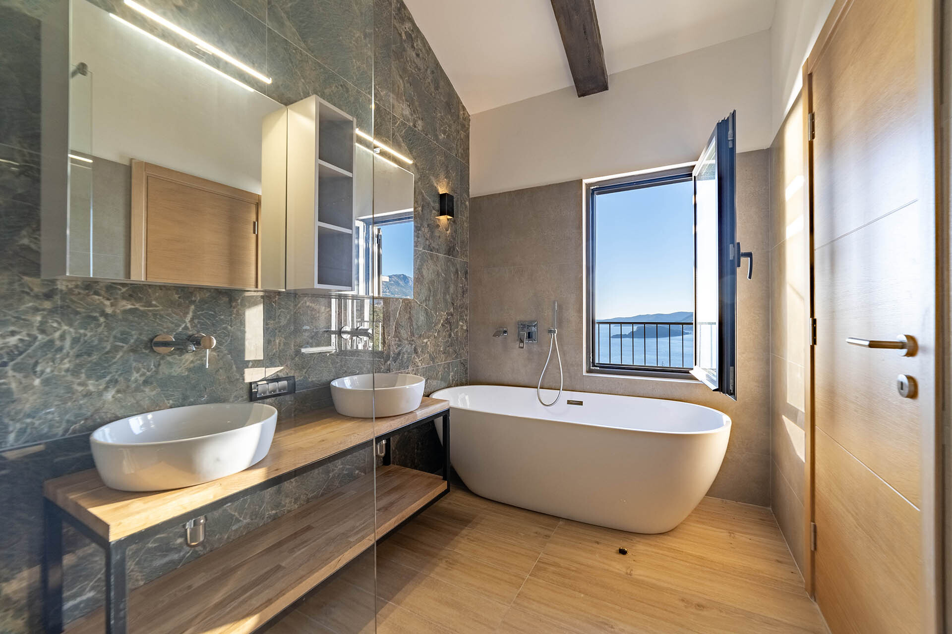 LUXUS VILLA IN MONTENEGRO - NEUBAU – VERKAUF - 14-luxury-4-bdr-villa-with-a-pool-and-open-seaview-1