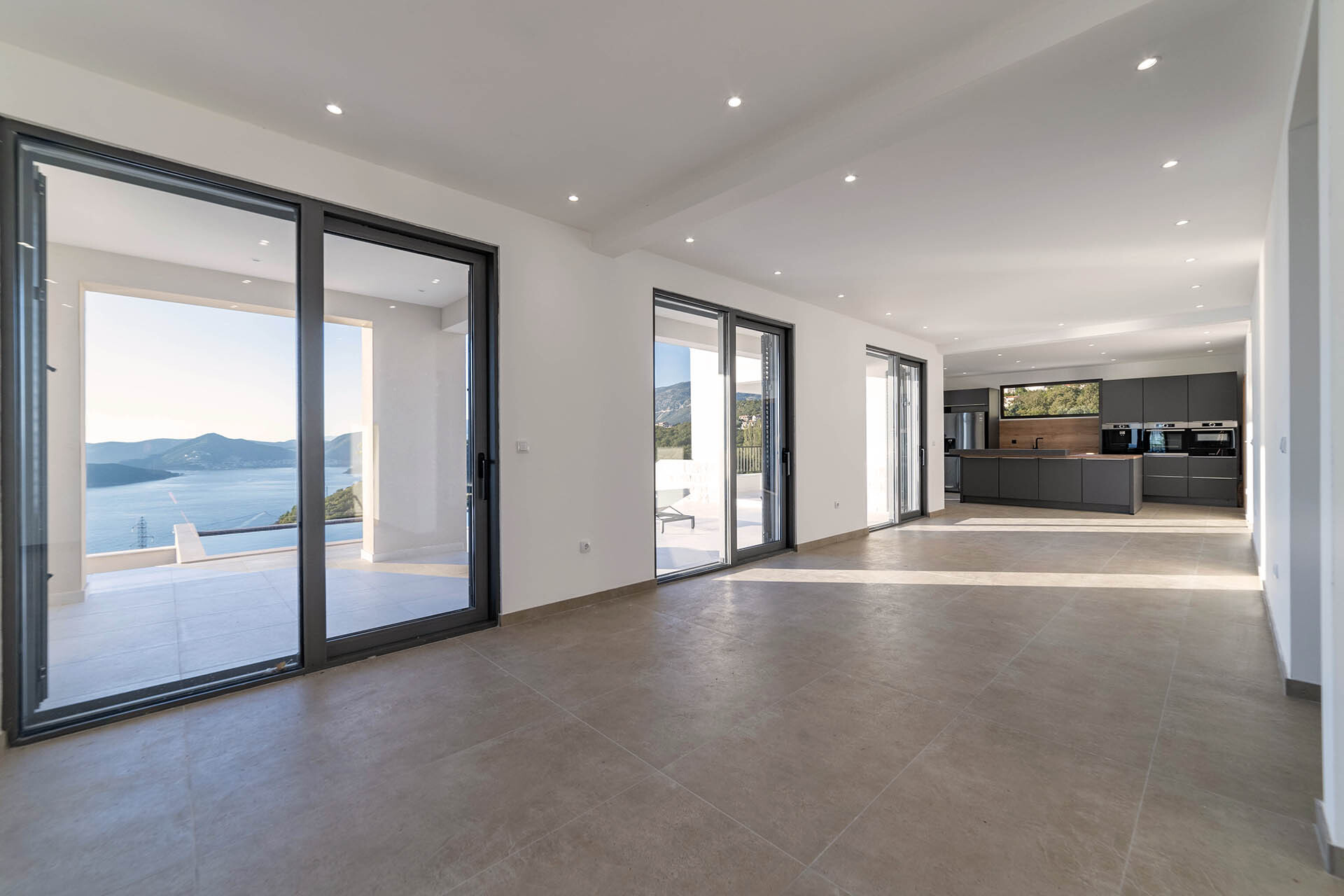 LUXUS VILLA IN MONTENEGRO - NEUBAU – VERKAUF - 7-luxury-4-bdr-villa-with-a-pool-and-open-seaview-1