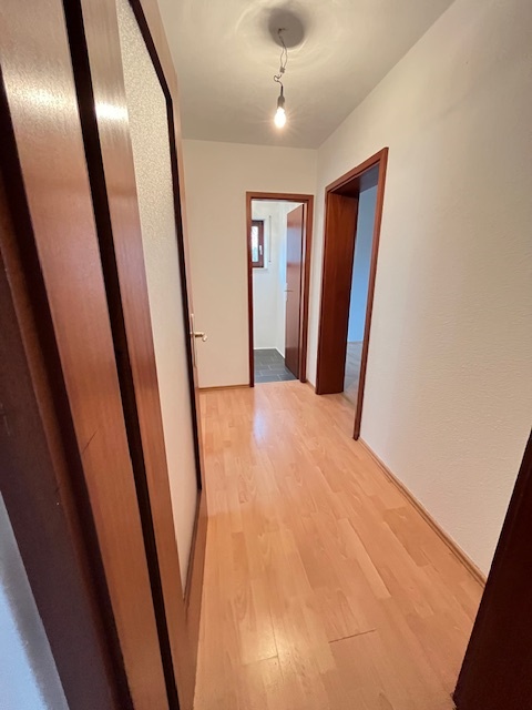 HELLE 3,5-ZIMMER-WOHNUNG NAHE BODENSEE – IDEAL FüR EIGENNUTZER UND ANLEGER – VERKAUF - Flur