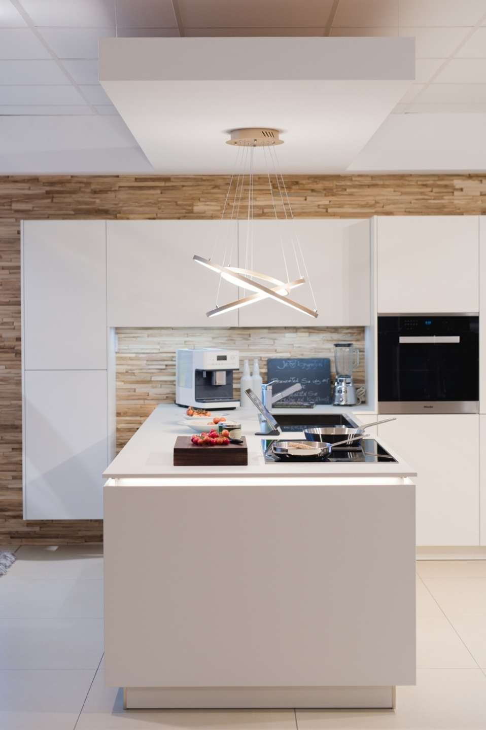 SONNIGE ELEGANZ IN ÜBERLINGEN – STILVOLL WOHNEN ZWISCHEN STADT UND SEE – VERKAUF - Visualisiert Küche