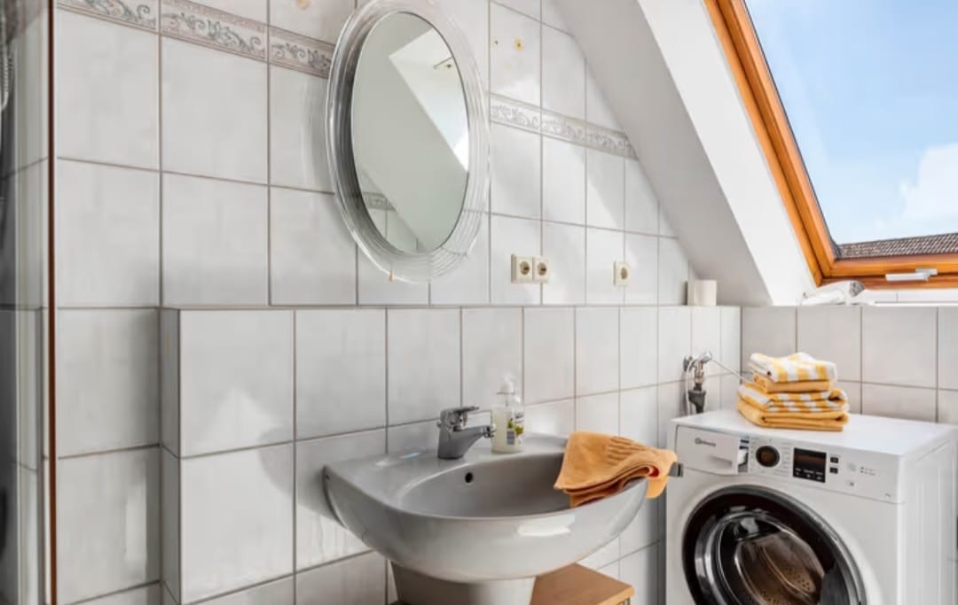 RUHIGE 2,5-ZI.-WOHNUNG MIT FERIENLIZENZ – IDEALE KAPITALANLAGE MIT RENDITEPOTENZIAL – VERKAUF - Badezimmer