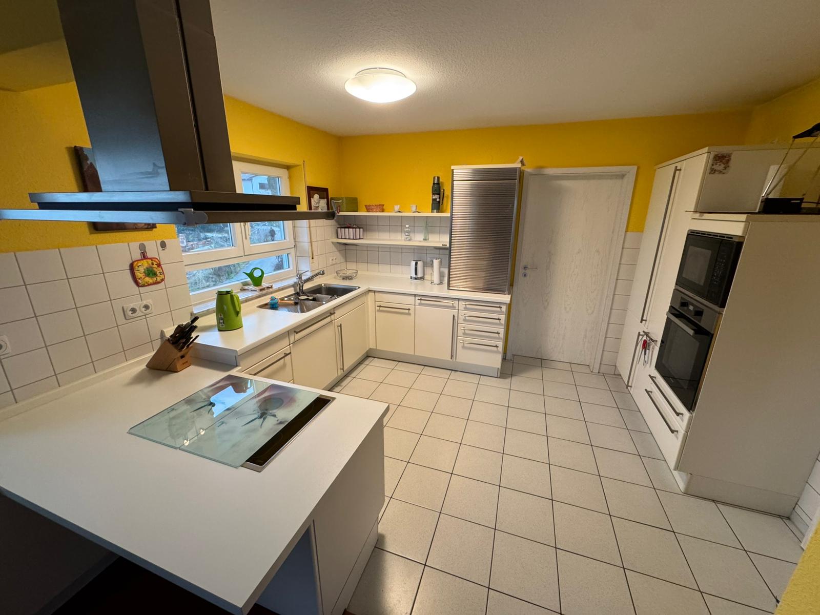 WOHNEN MIT WEITBLICK: STILVOLLE, RENOVIERTE TRAUMWOHNUNG MIT SEEBLICK & 25 M² TERRASSE – VERKAUF - Küche