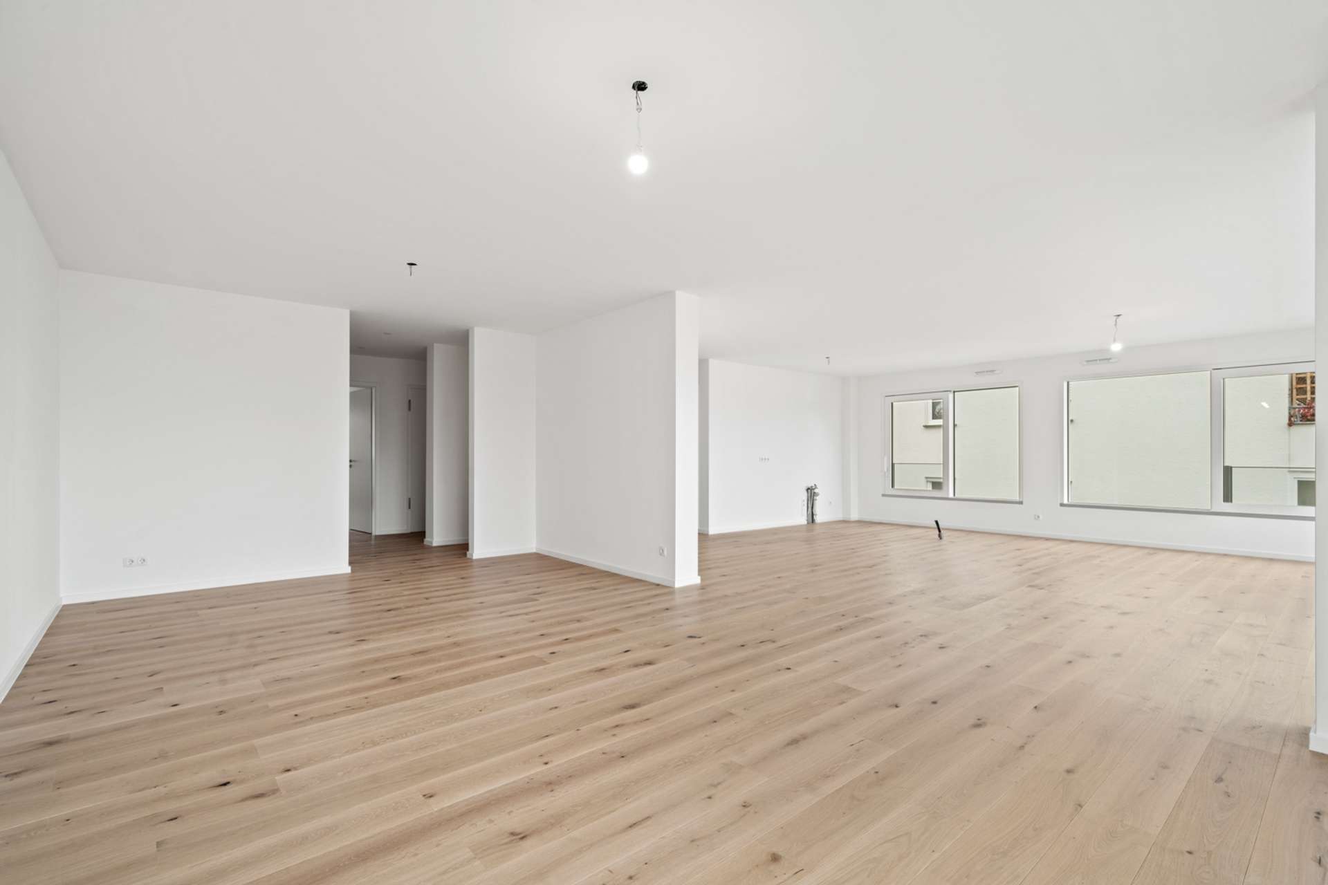 ERSTBEZUG MIT SEEBLICK: STILVOLLE NEUBAUWOHNUNG IN ÜBERLINGEN – VERKAUF - Wohn-Essbereich