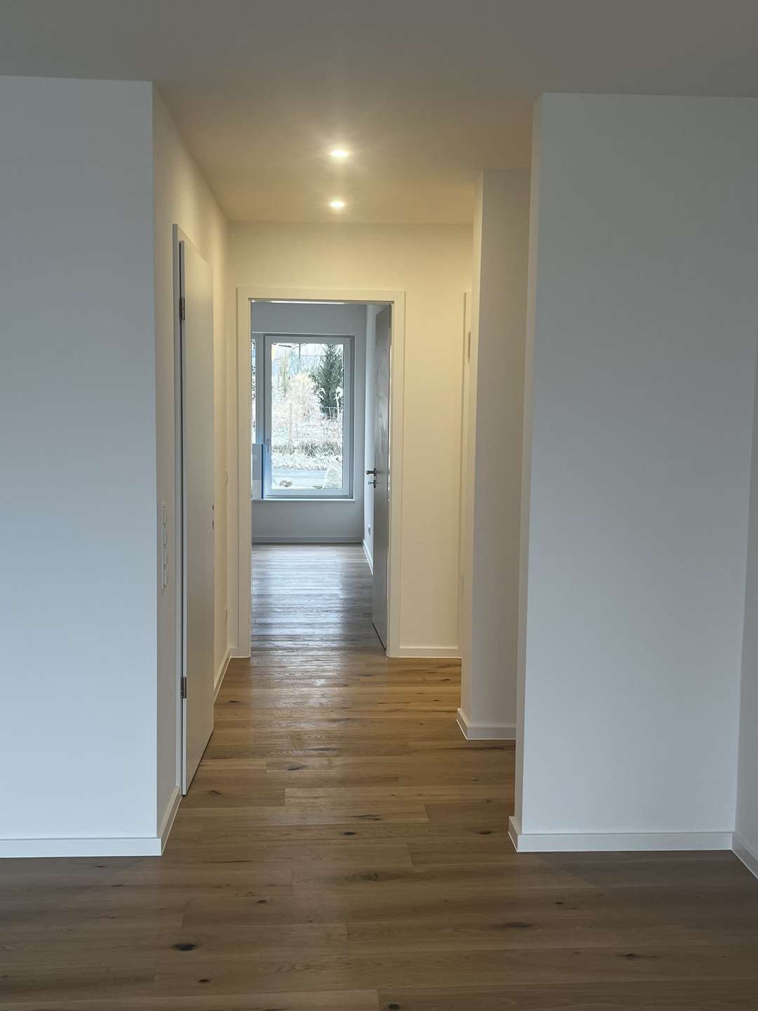 ERSTBEZUG MIT SEEBLICK: STILVOLLE NEUBAUWOHNUNG IN ÜBERLINGEN – VERKAUF - Flur