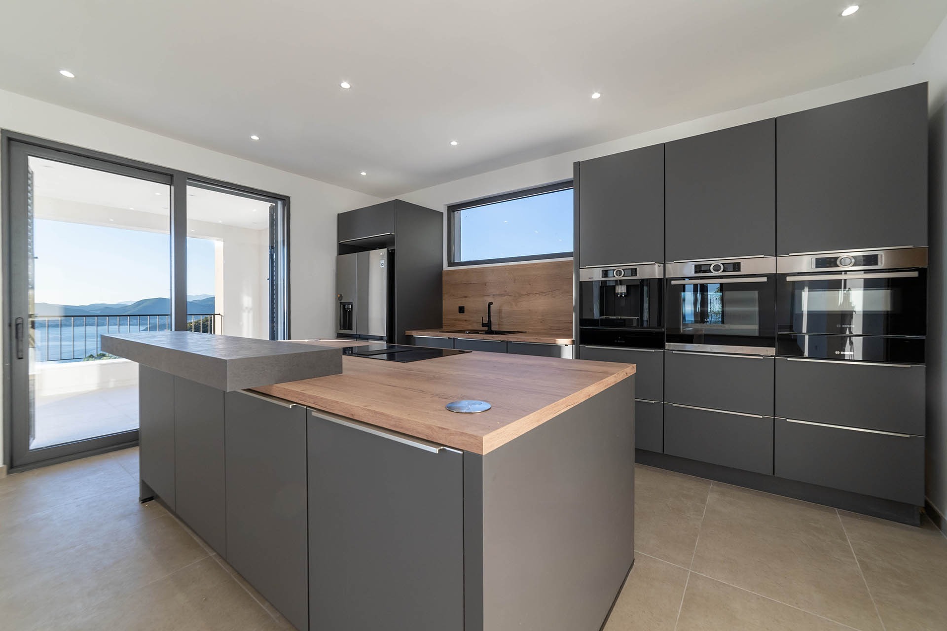 LUXUS VILLA IN MONTENEGRO - NEUBAU – VERKAUF - 9-1-luxury-4-bdr-villa-with-a-pool-and-open-seaview