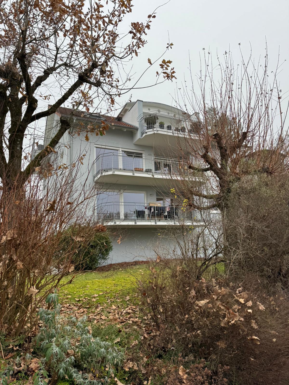 WOHNEN MIT WEITBLICK: STILVOLLE, RENOVIERTE TRAUMWOHNUNG MIT SEEBLICK & 25 M² TERRASSE – VERKAUF - Außenansicht