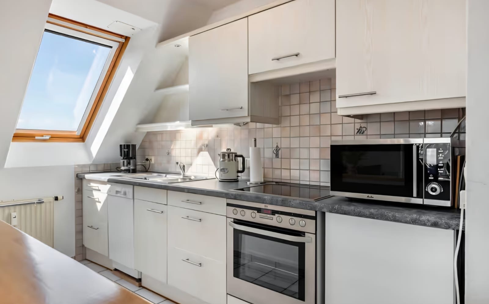 RUHIGE 2,5-ZI.-WOHNUNG MIT FERIENLIZENZ – IDEALE KAPITALANLAGE MIT RENDITEPOTENZIAL – VERKAUF - Küche