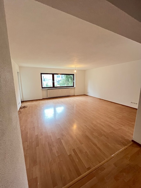 HELLE 3,5-ZIMMER-WOHNUNG NAHE BODENSEE – IDEAL FüR EIGENNUTZER UND ANLEGER – VERKAUF - Wohnzimmer
