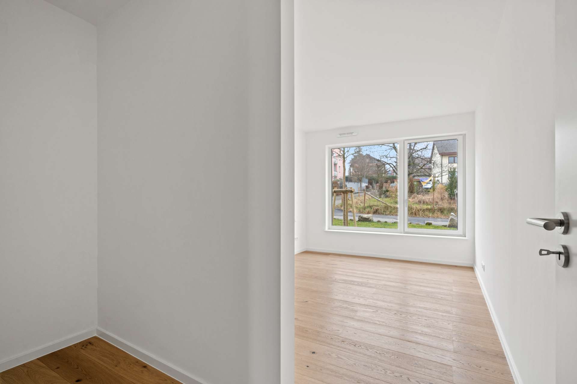 ERSTBEZUG MIT SEEBLICK: STILVOLLE NEUBAUWOHNUNG IN ÜBERLINGEN – VERKAUF - Zimmer 1