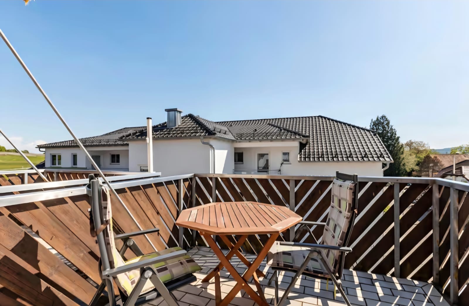 RUHIGE 2,5-ZI.-WOHNUNG MIT FERIENLIZENZ – IDEALE KAPITALANLAGE MIT RENDITEPOTENZIAL – VERKAUF - Balkon 