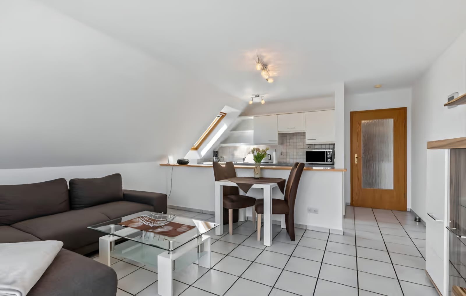 RUHIGE 2,5-ZI.-WOHNUNG MIT FERIENLIZENZ – IDEALE KAPITALANLAGE MIT RENDITEPOTENZIAL – VERKAUF - Wohn- und Essbereich