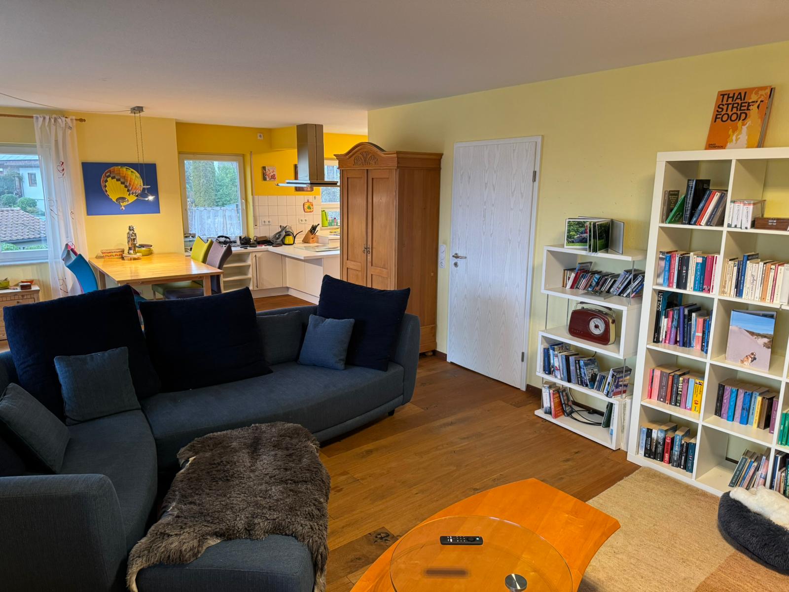 WOHNEN MIT WEITBLICK: STILVOLLE, RENOVIERTE TRAUMWOHNUNG MIT SEEBLICK & 25 M² TERRASSE – VERKAUF - Wohnbereich