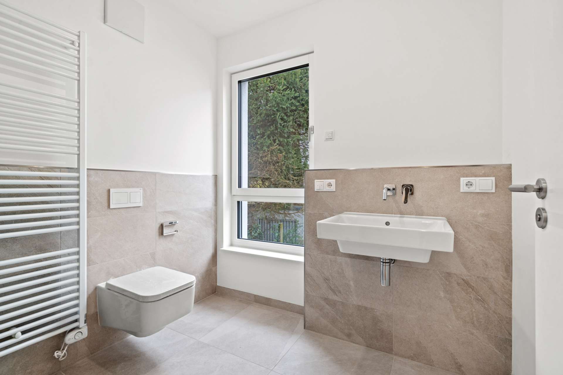 SONNIGE ELEGANZ IN ÜBERLINGEN – STILVOLL WOHNEN ZWISCHEN STADT UND SEE – VERKAUF - Visualisiert Badezimmer