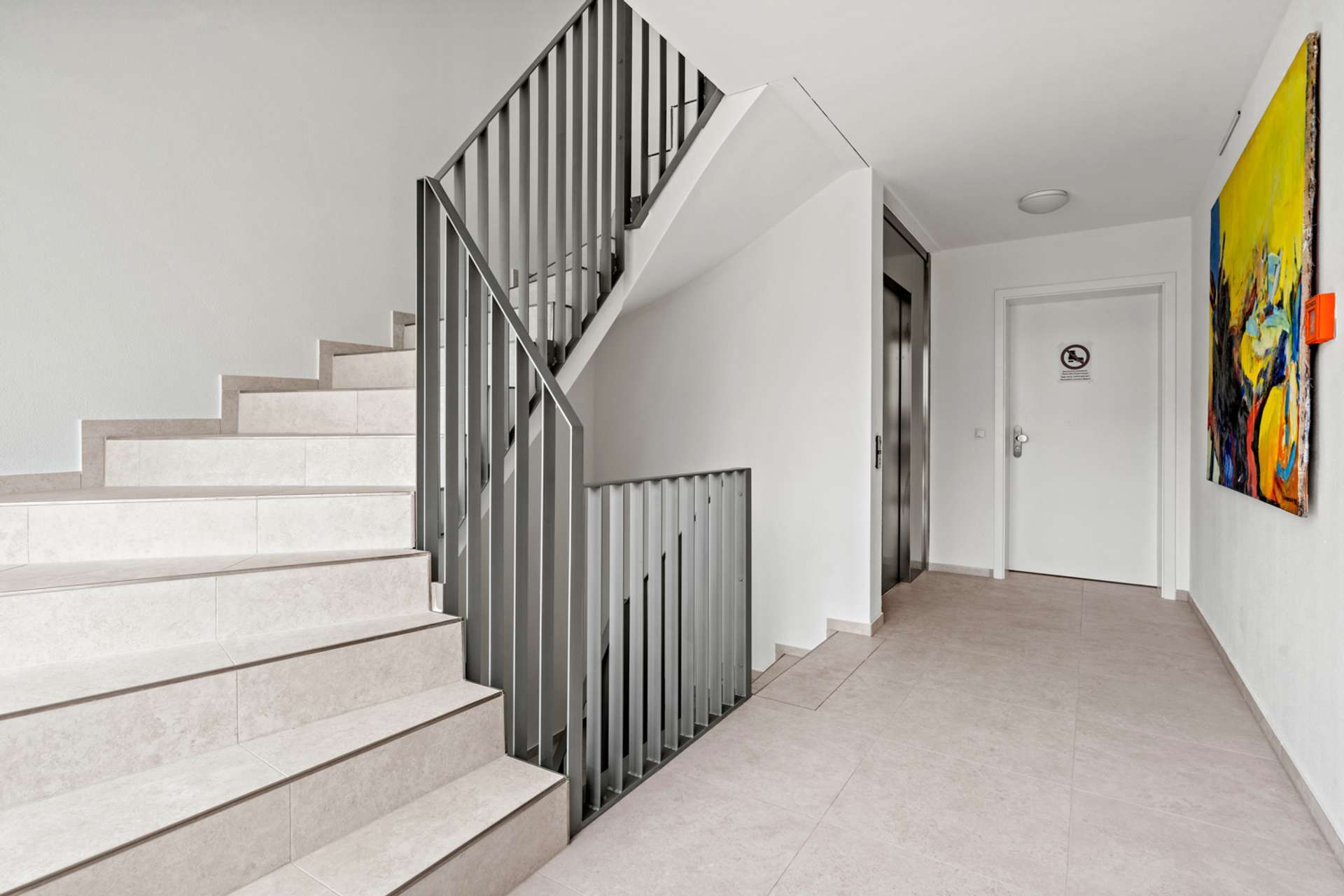 ERSTBEZUG MIT SEEBLICK: STILVOLLE NEUBAUWOHNUNG IN ÜBERLINGEN – VERKAUF - Hausflur