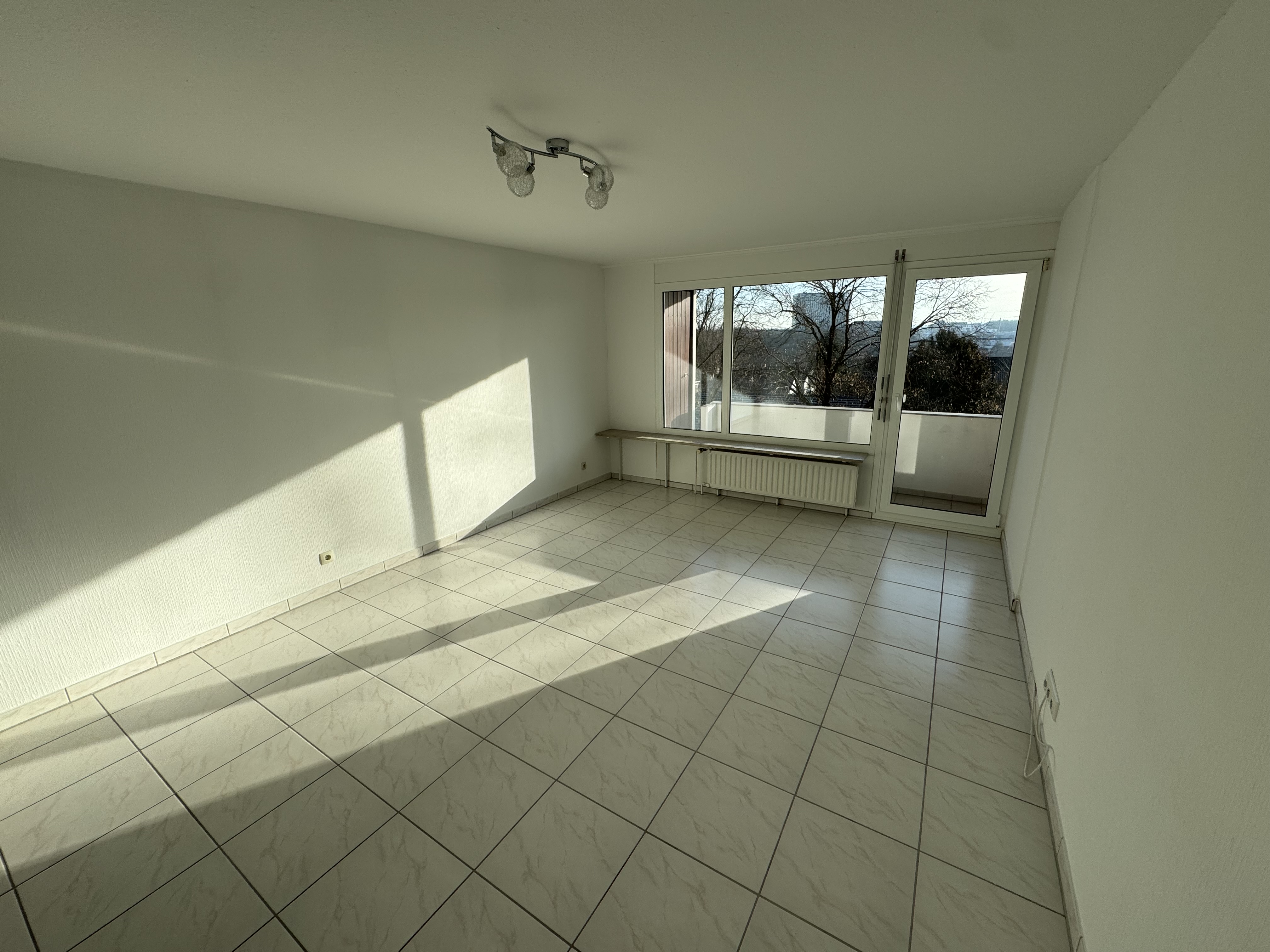 RUHIGE 4,5 ZIMMER WOHNUNG IN STUTTGART-MöHRINGEN – VERKAUF - Wohnzimmer