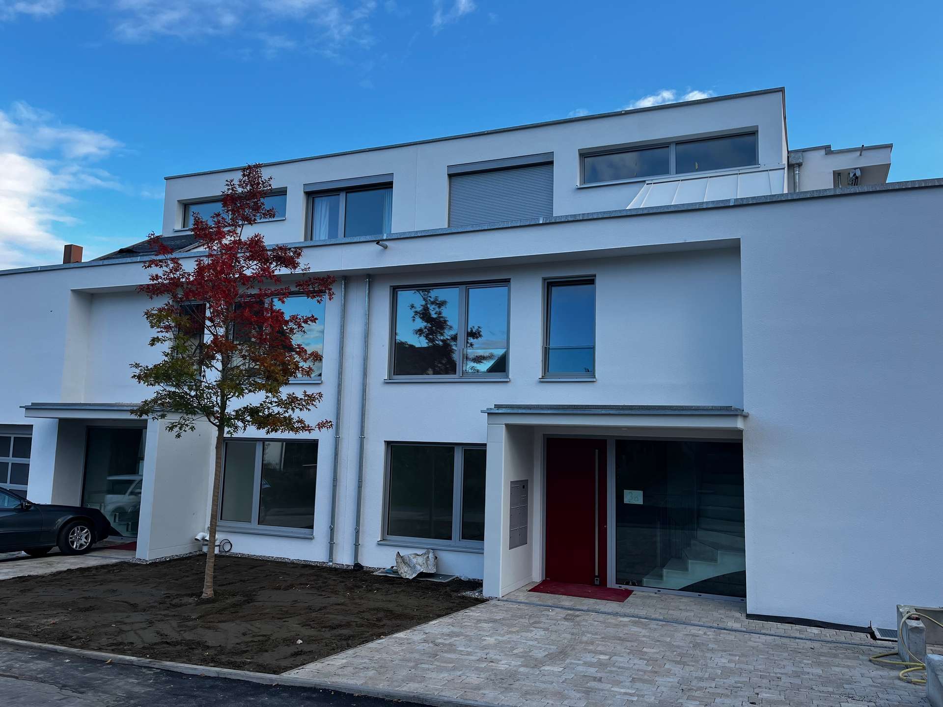 ERSTBEZUG MIT SEEBLICK: STILVOLLE NEUBAUWOHNUNG IN ÜBERLINGEN – VERKAUF - Außenansicht Straßenseite