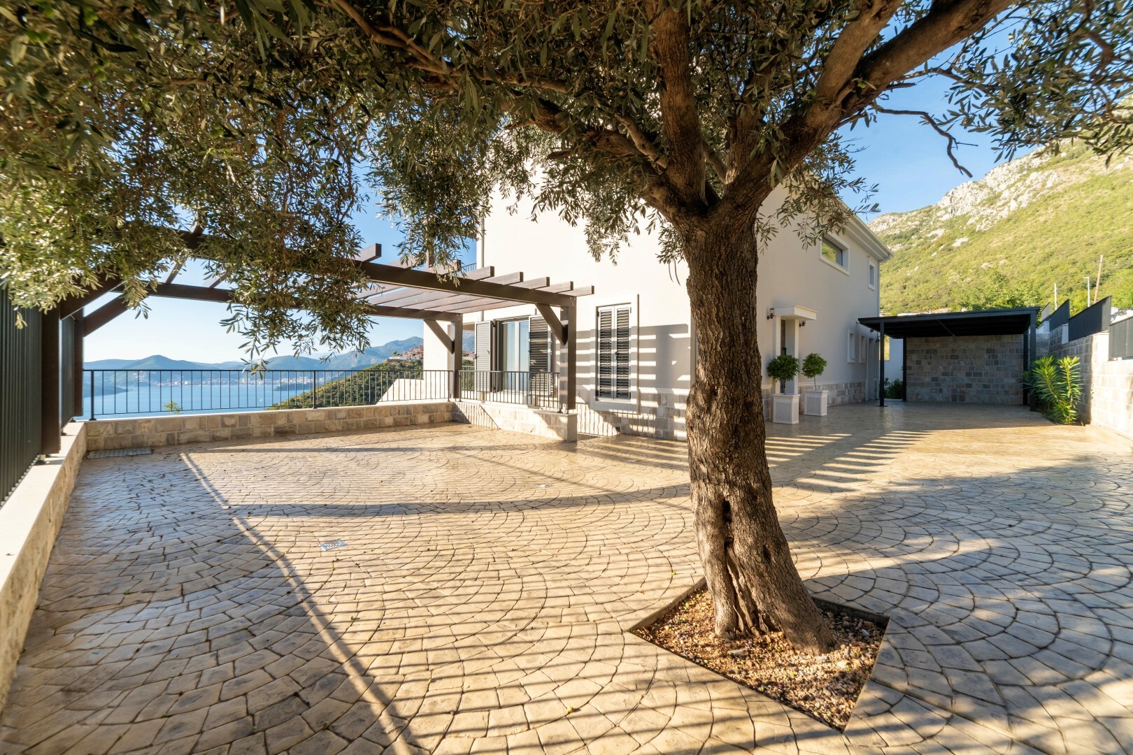 LUXUS VILLA IN MONTENEGRO - NEUBAU – VERKAUF - 24-luxury-4-bdr-villa-with-a-pool-and-open-seaview-1