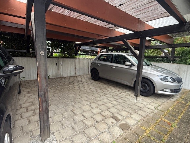 RUHIGE 2,5-ZI.-WOHNUNG MIT FERIENLIZENZ – IDEALE KAPITALANLAGE MIT RENDITEPOTENZIAL – VERKAUF - Carport