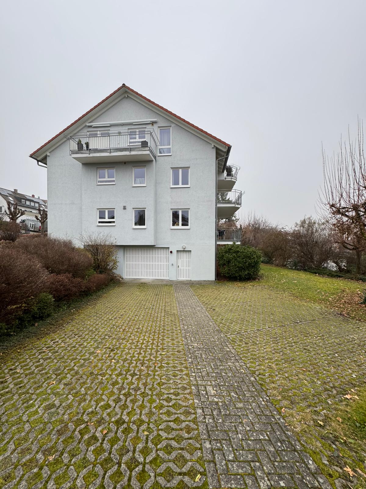 WOHNEN MIT WEITBLICK: STILVOLLE, RENOVIERTE TRAUMWOHNUNG MIT SEEBLICK & 25 M² TERRASSE – VERKAUF - Außenansicht